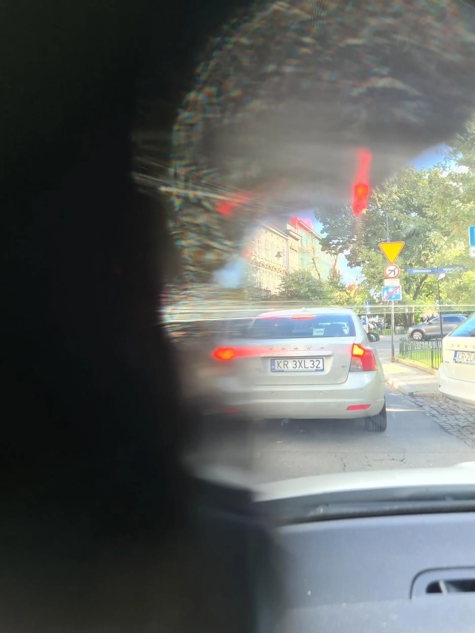 Kierowca wymusza pierwszeństwo i zatrzymuje się nagle!