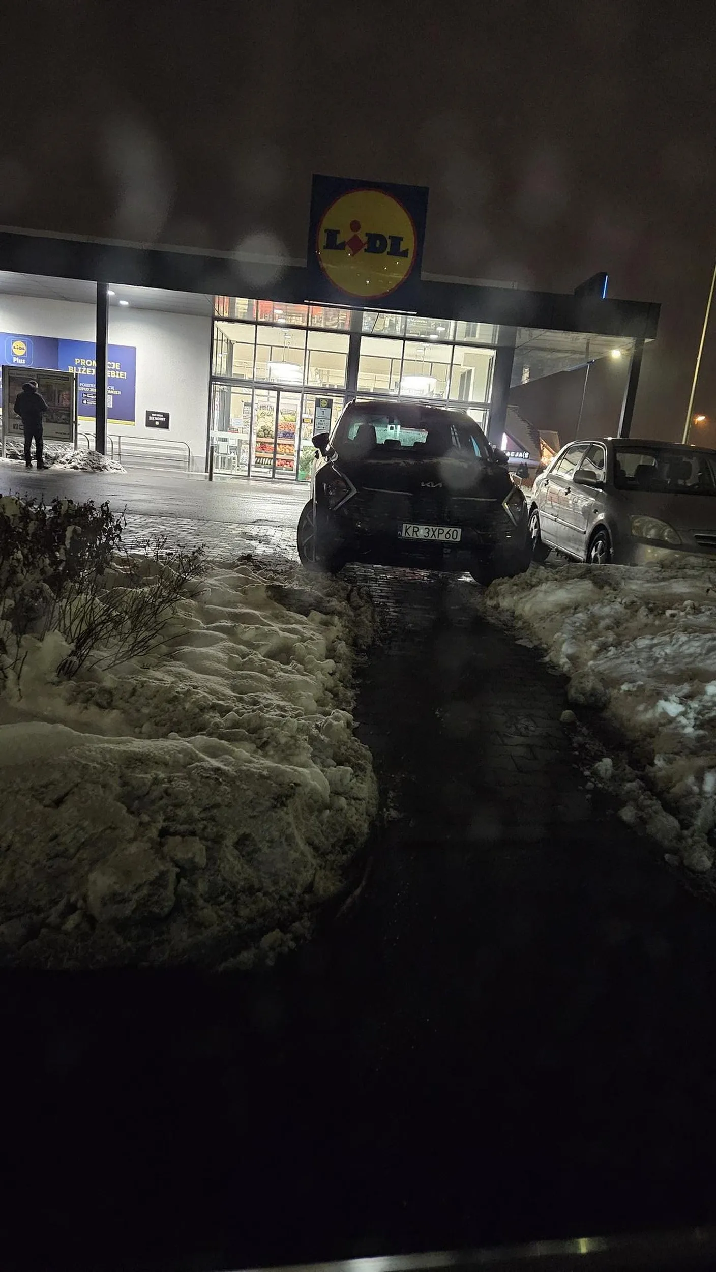 Kolejny zajmujący miejsce dla inwalidy i staĵacy w przejściu