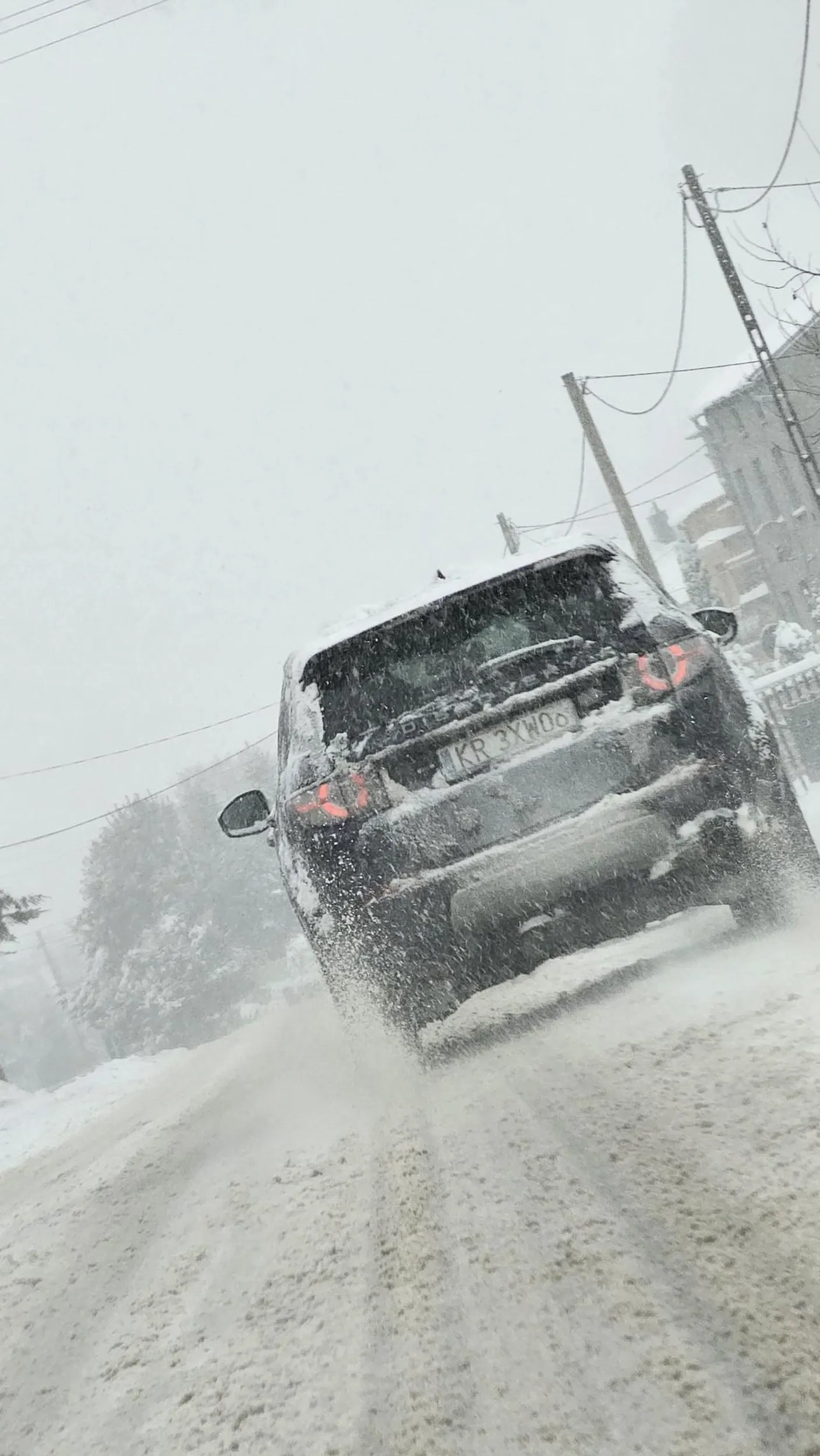 Kolejny zapierdalacz-glonojad. Mimo obecnej pogody 55 w zabudowanym to za mało, trzeba usiąść komus na dupie i wyprzedzić najlepiej na skrzyzowaniu. Ha, tfu.