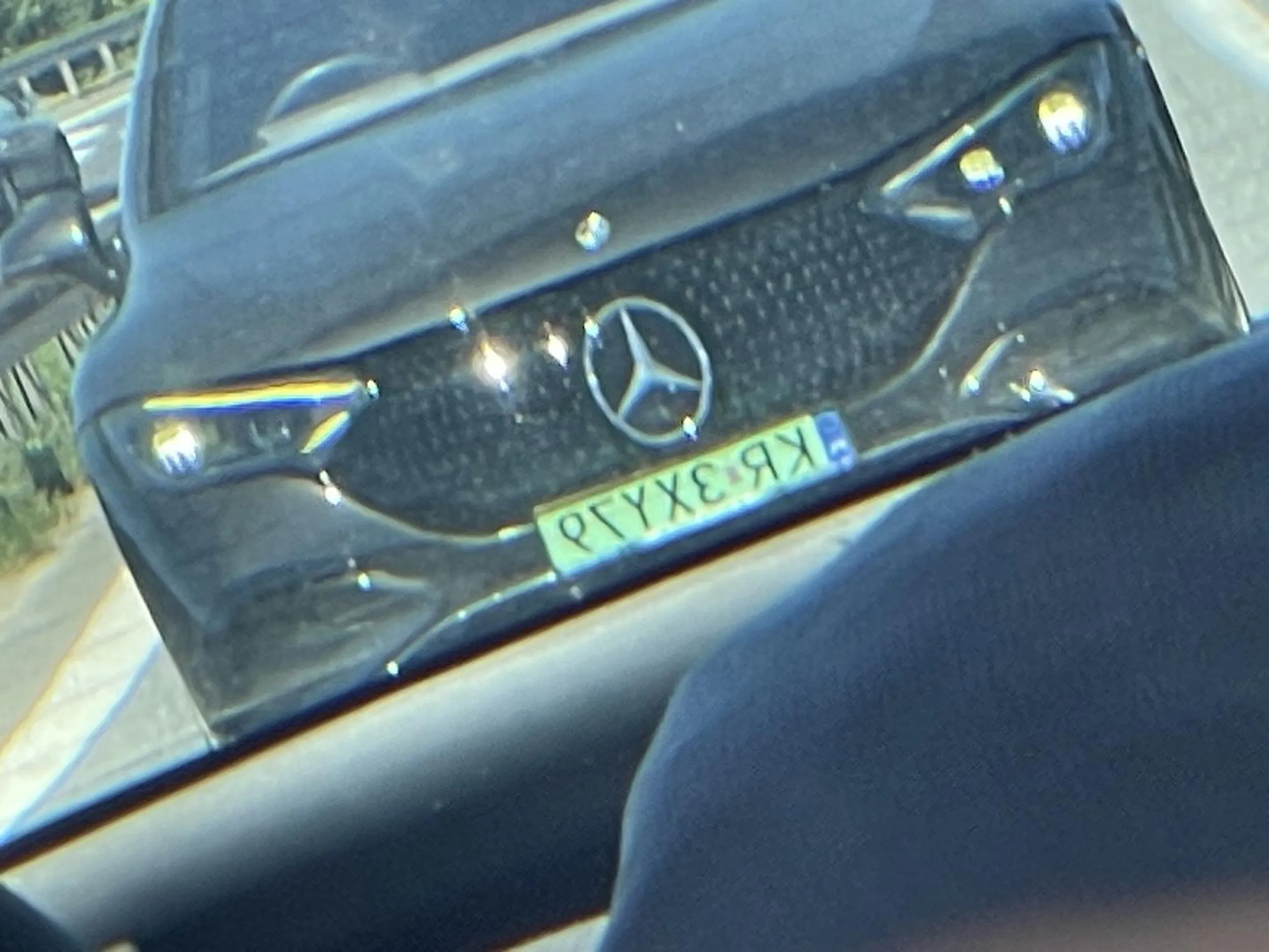 Pomimo jazdy na suwak, pani chce włączać się do ruchu przy 3/4 pasa. Przy jej nie wpuszczeniu, robi zdjęcia samochodu. Jeżeli to będzie kiedyś czytała, wiedz że jeździ się do końca pasa kończącego lub rozbiegowego i dopiero zmienia się pas!