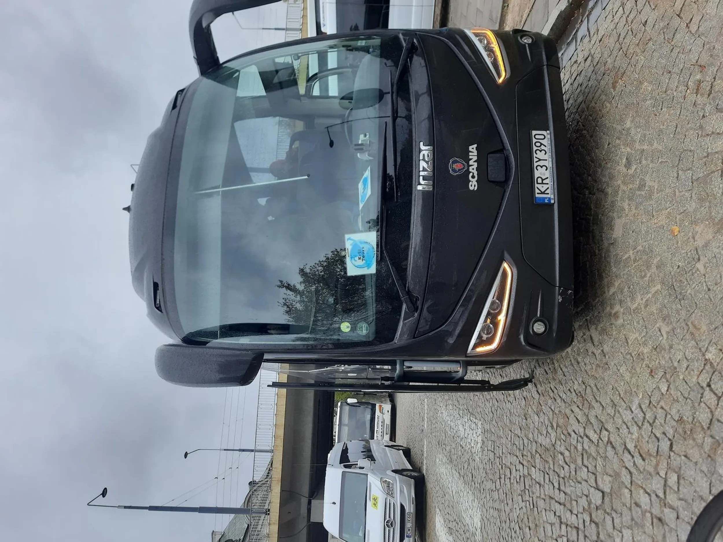 Blokuje pasy parkując na nich i wypuszczając pasażerów