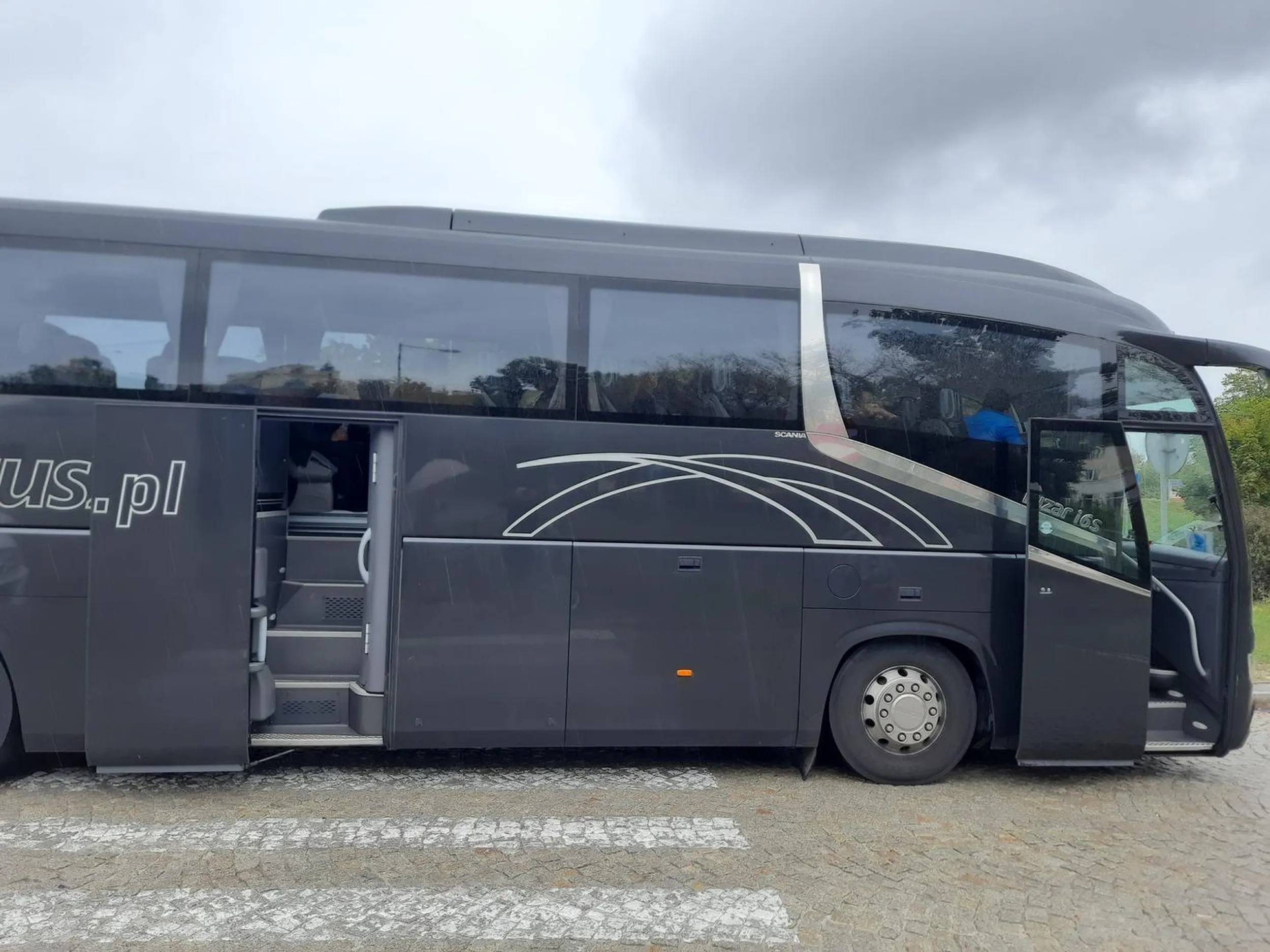 Blokuje pasy parkując na nich i wypuszczając pasażerów