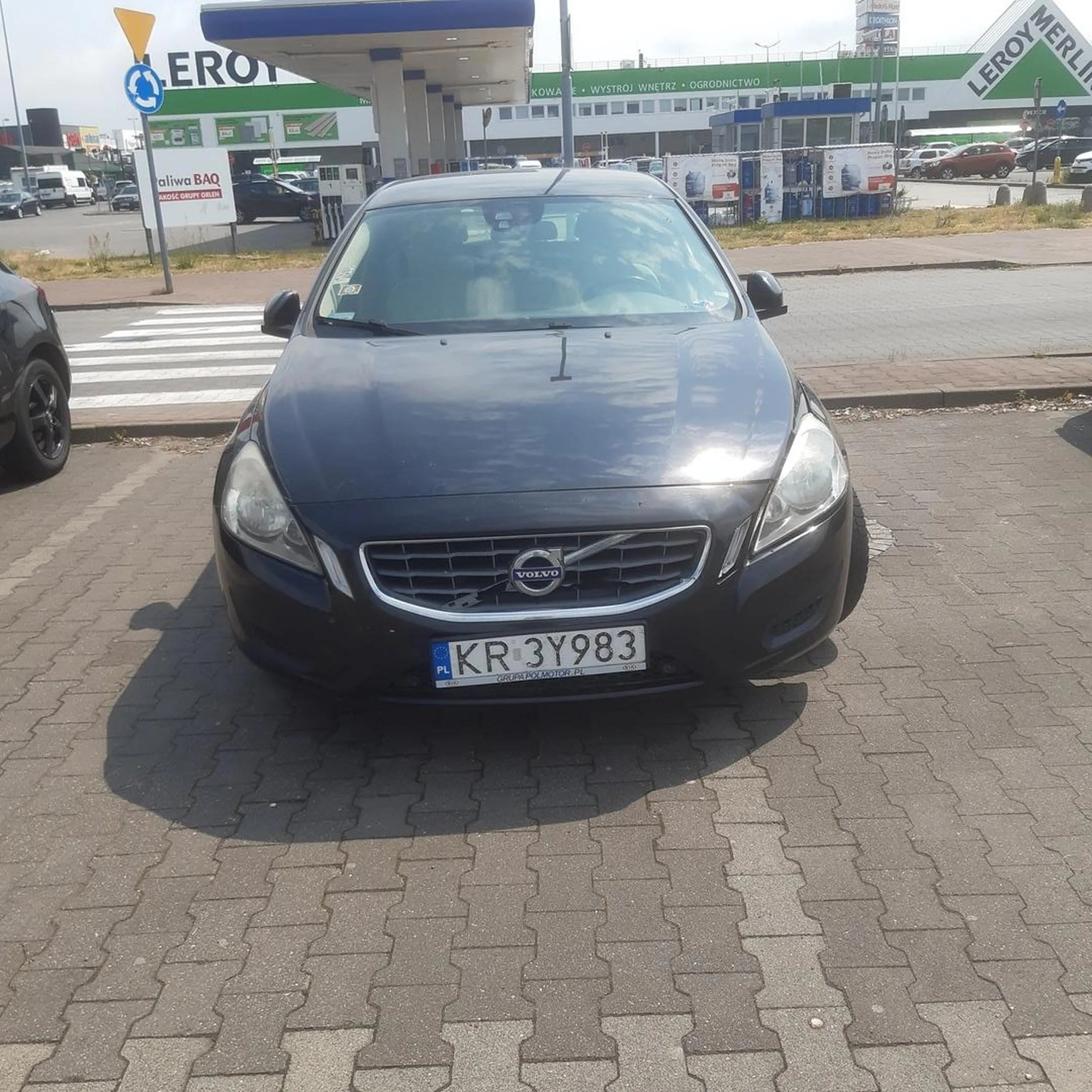 Porzucony samochód na parkingu Galerii Gryf Wiosenna 32.  Stoi od lutego