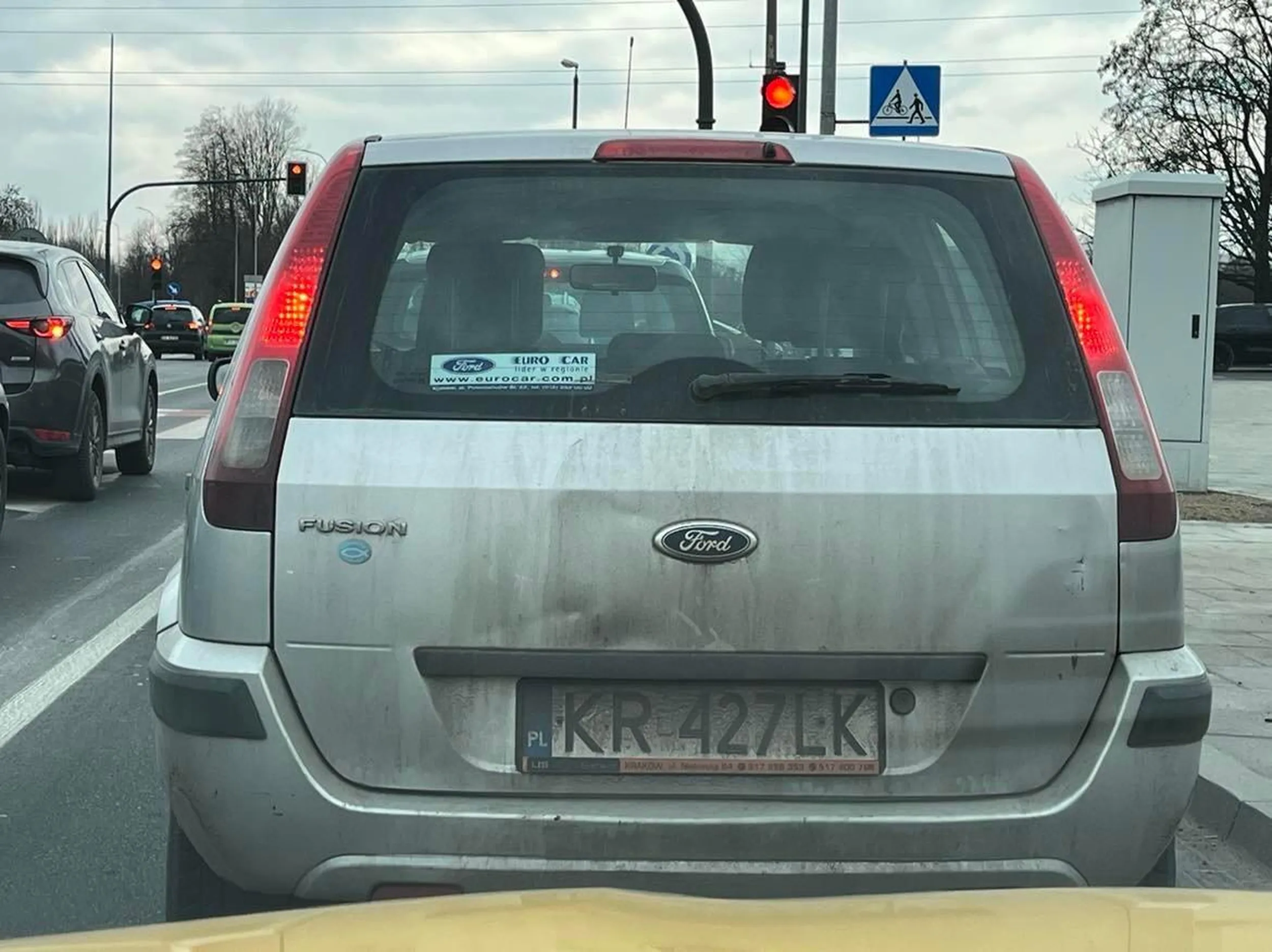 Podstarzały dziad, który myśli że jest cwany wymuszając pierwszeństwo, po czym prowokuje zastawiając drogę.