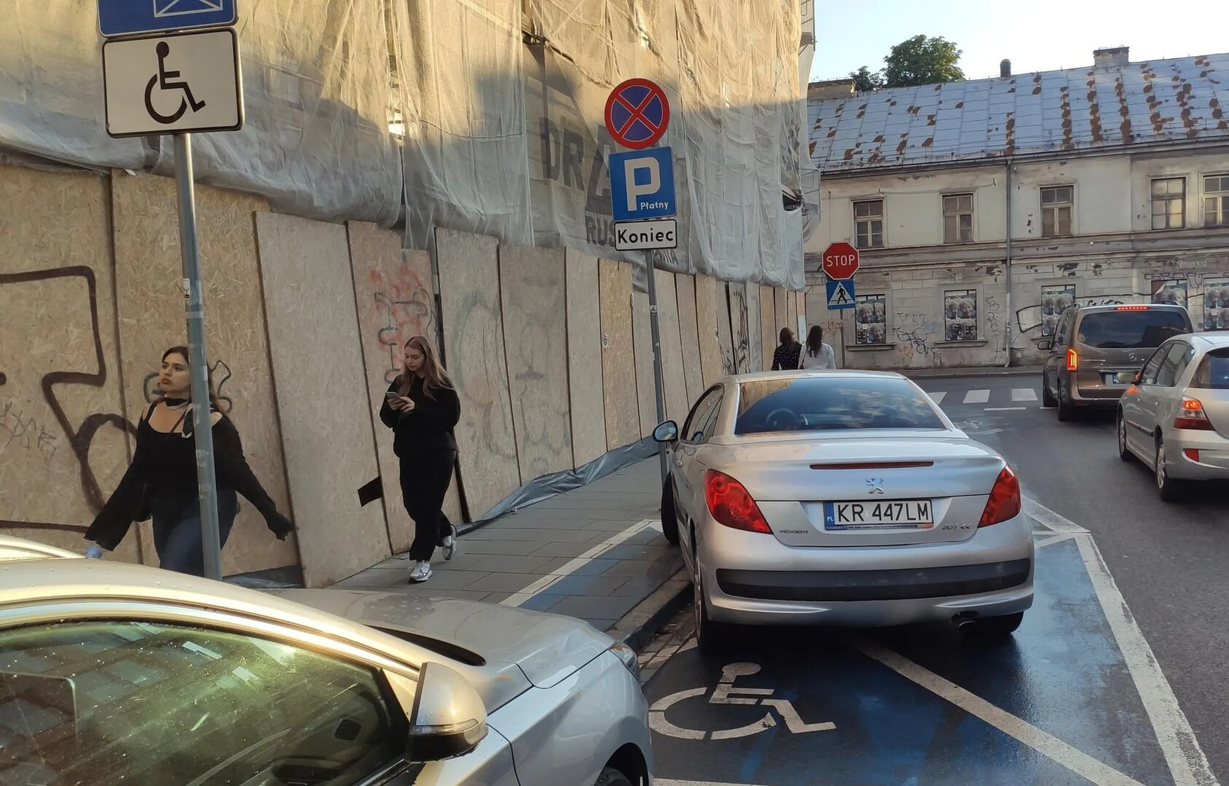 Co z tego że miejsce dla niepełnosprawnych. Wyglądam jak laska i myślę jak laska.