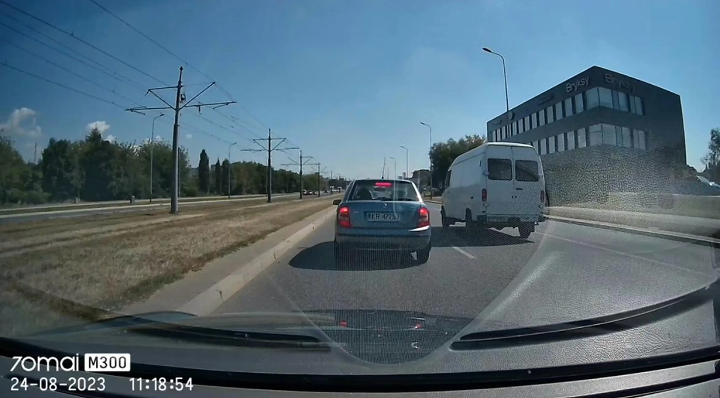 Kierowca jeździ lewym pasem, żeby nagle zatrzymać się do zera na drodze z ograniczeniem 70km/h i zjechać na skrajny prawy pas…