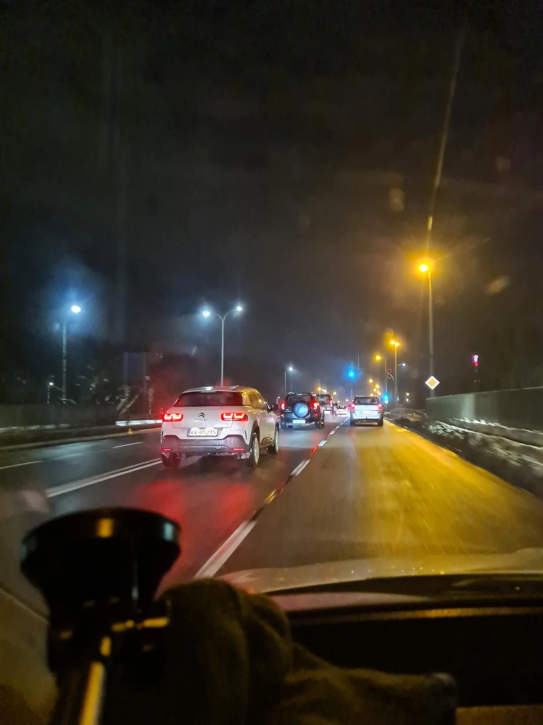 Kierowca blokuje skrzyżowanie wjeżdża na nie nie mogąc go opuścić. I jeździe na czerwonym świetle