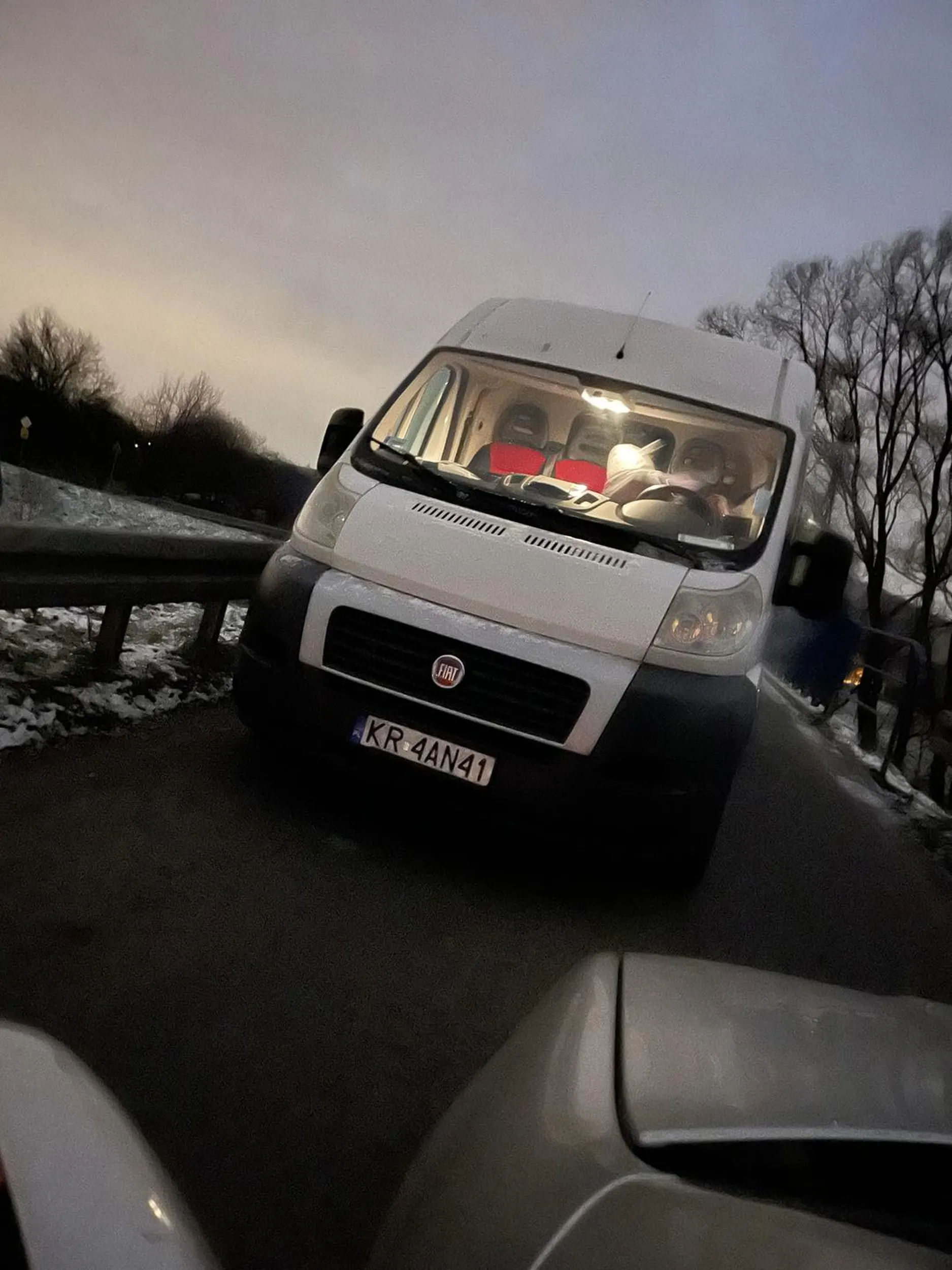 Dureń wymusza pierwszeństwo i rozbija lusterka. Cham w czystej postaci