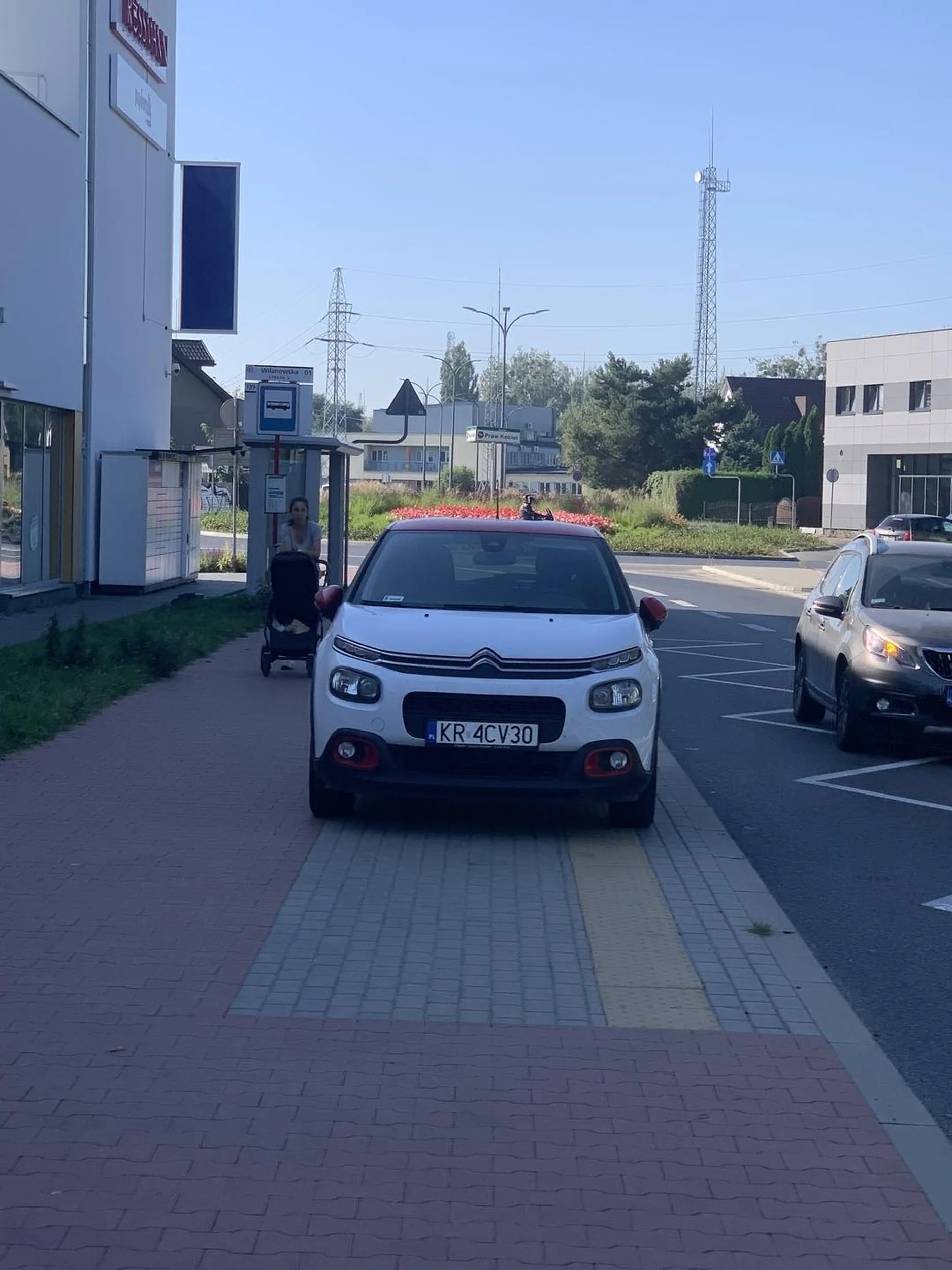 Parkuje na cały chodnik i przystanek autobusowy