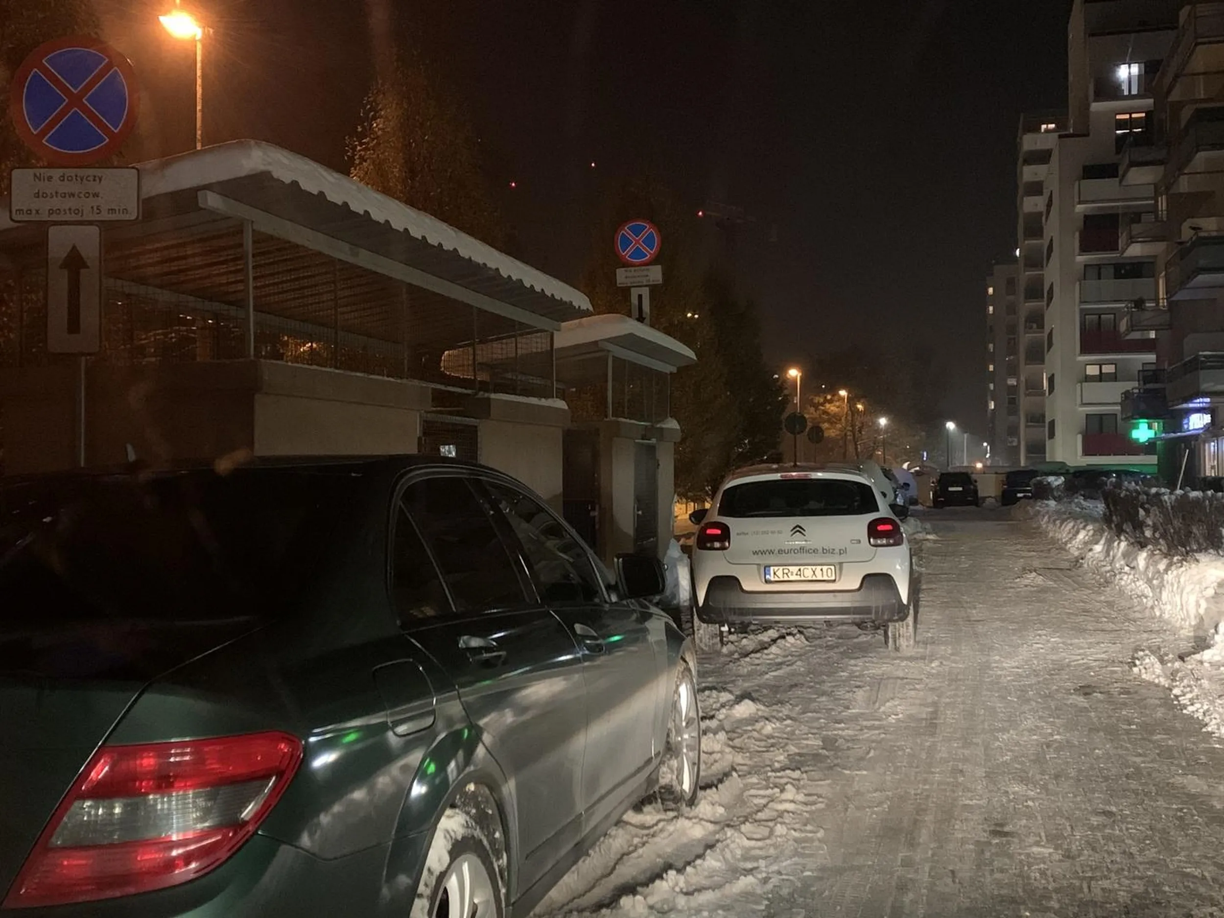 Zaparkowała na zakazie, nie dojeżdżając do krawędzi, czym zatorowała przejazd przy bloku. Za mną ustawiły się 3 auta. Nie była to dostawa, bo obszedłem wszystkie punkty handlowe w bloku… i trwało dłużej niż 15min. Pomimo trąbienia, nie pojawiła się przy aucie.