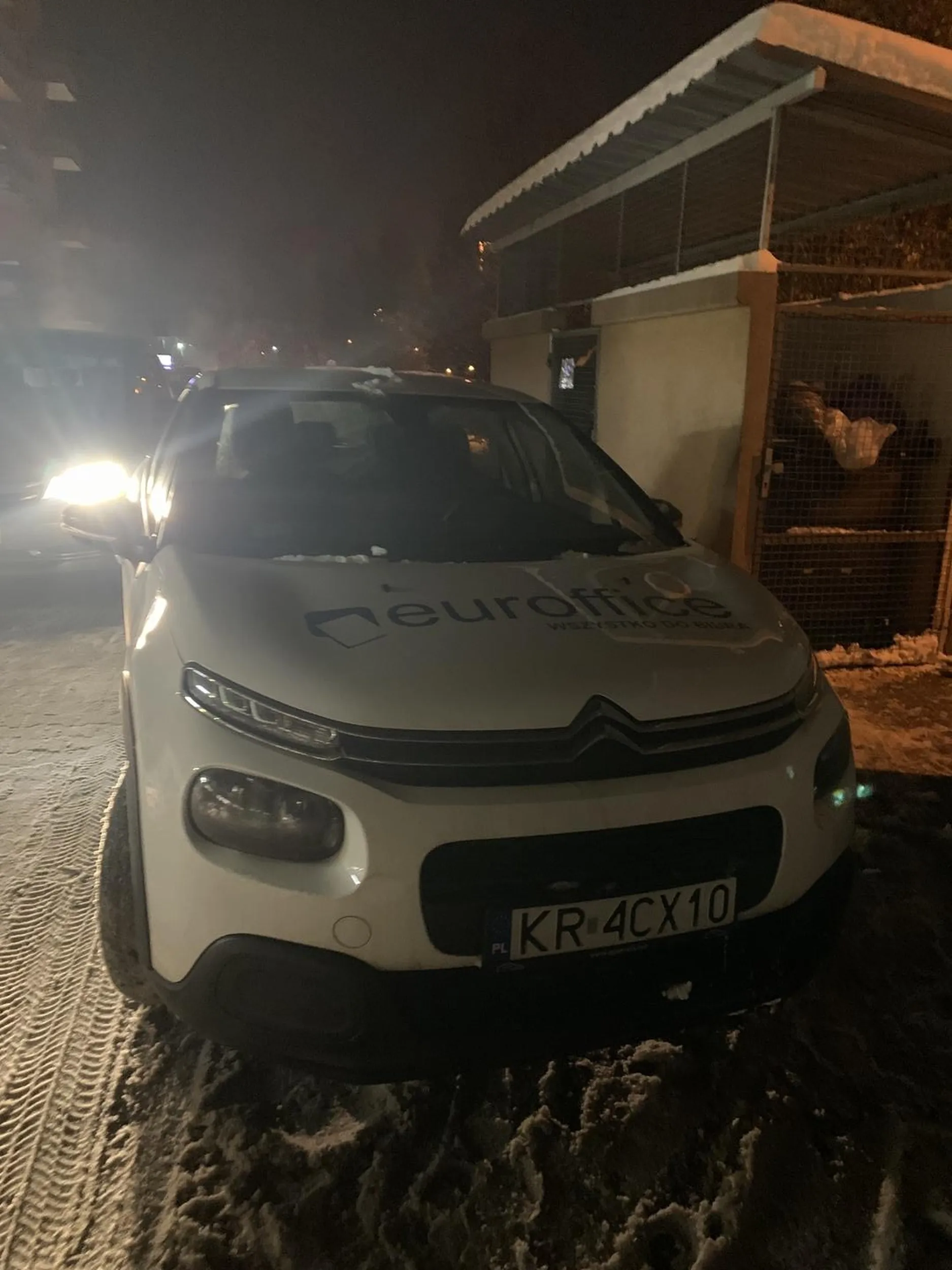 Zaparkowała na zakazie, nie dojeżdżając do krawędzi, czym zatorowała przejazd przy bloku. Za mną ustawiły się 3 auta. Nie była to dostawa, bo obszedłem wszystkie punkty handlowe w bloku… i trwało dłużej niż 15min. Pomimo trąbienia, nie pojawiła się przy aucie.