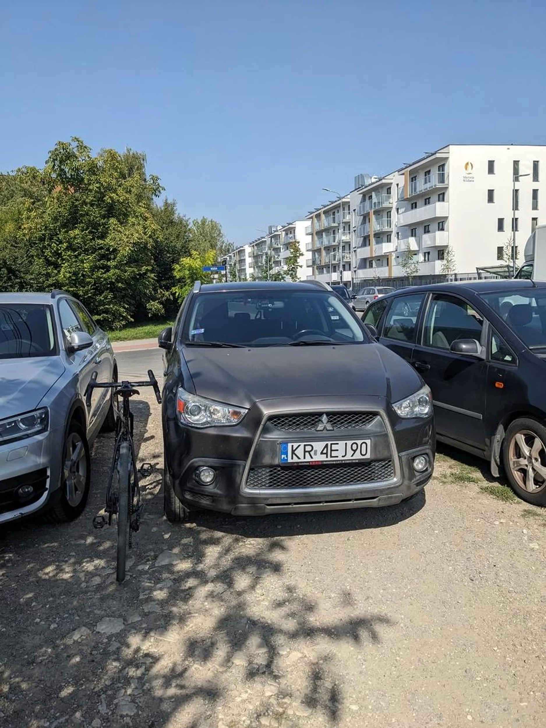 Pan głuchy na uwagę, że to jest wyjazd z drogi z zamkniętym ruchem samochodowym, ale dopuszczonym ruchem rowerów. Zablokował możliwość kontynuowania jazdy i włączenia się do drogi widocznej za autem. Jakoś wszyscy omijali to miejsce, ale on był przekonany że to miejsce  czekało na niego.