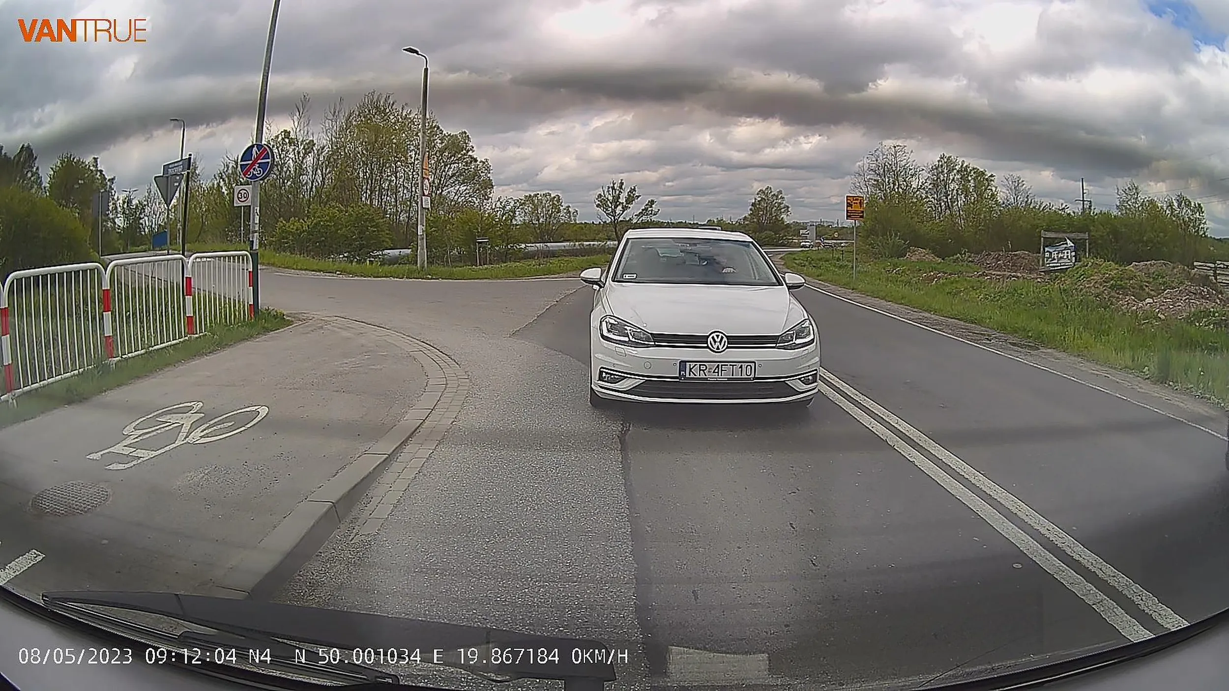 Kierowco golfa, znajdujesz się w obszarze zabudowanym, do samochodu wsiada ciężarna, nie ma zakazu zatrzymywania. Klakson i nerwy trzeba trzymać w ryzach, albo udać na badania.