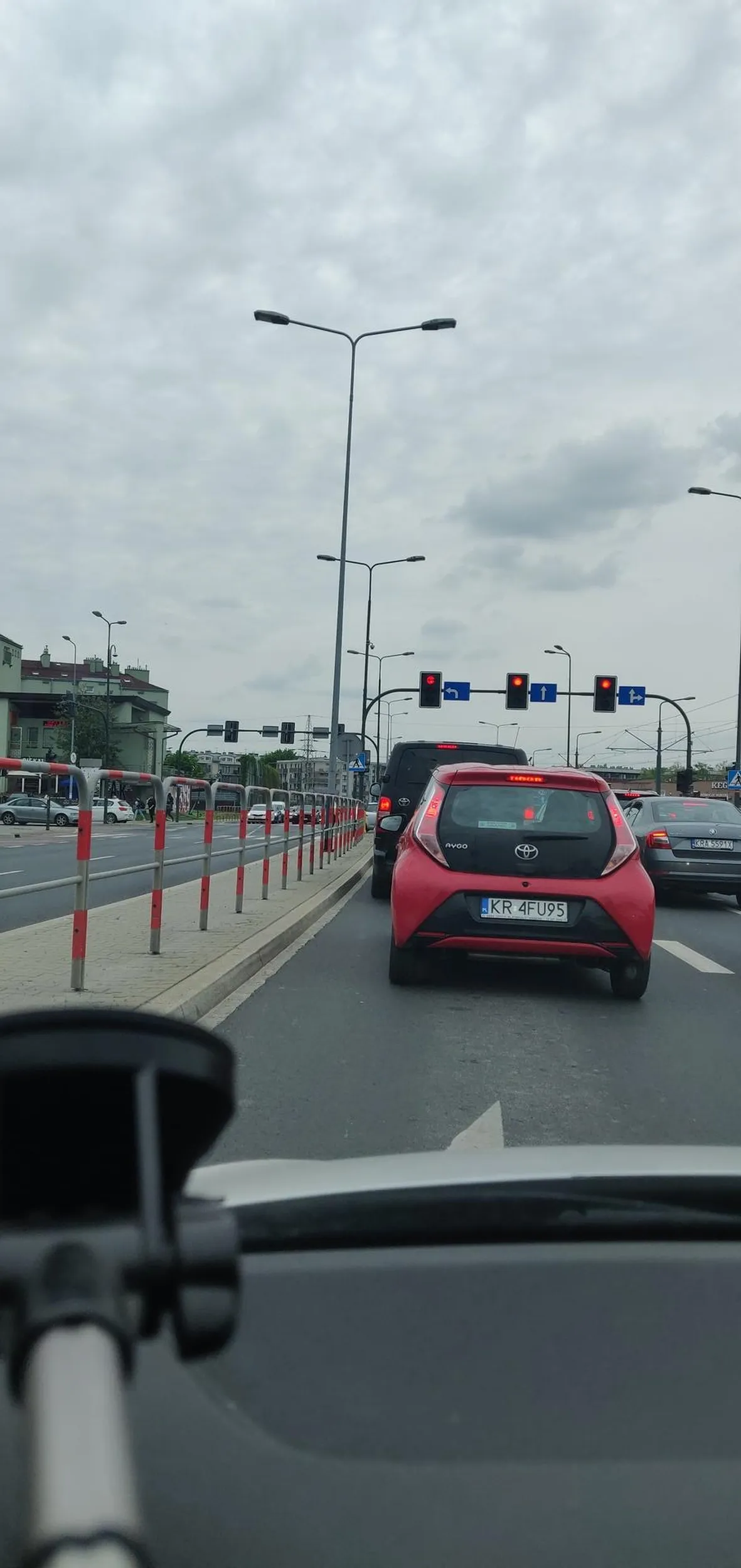 Kierowca jeździ niebezpiecznie stwarzając zagrożenie na drodze