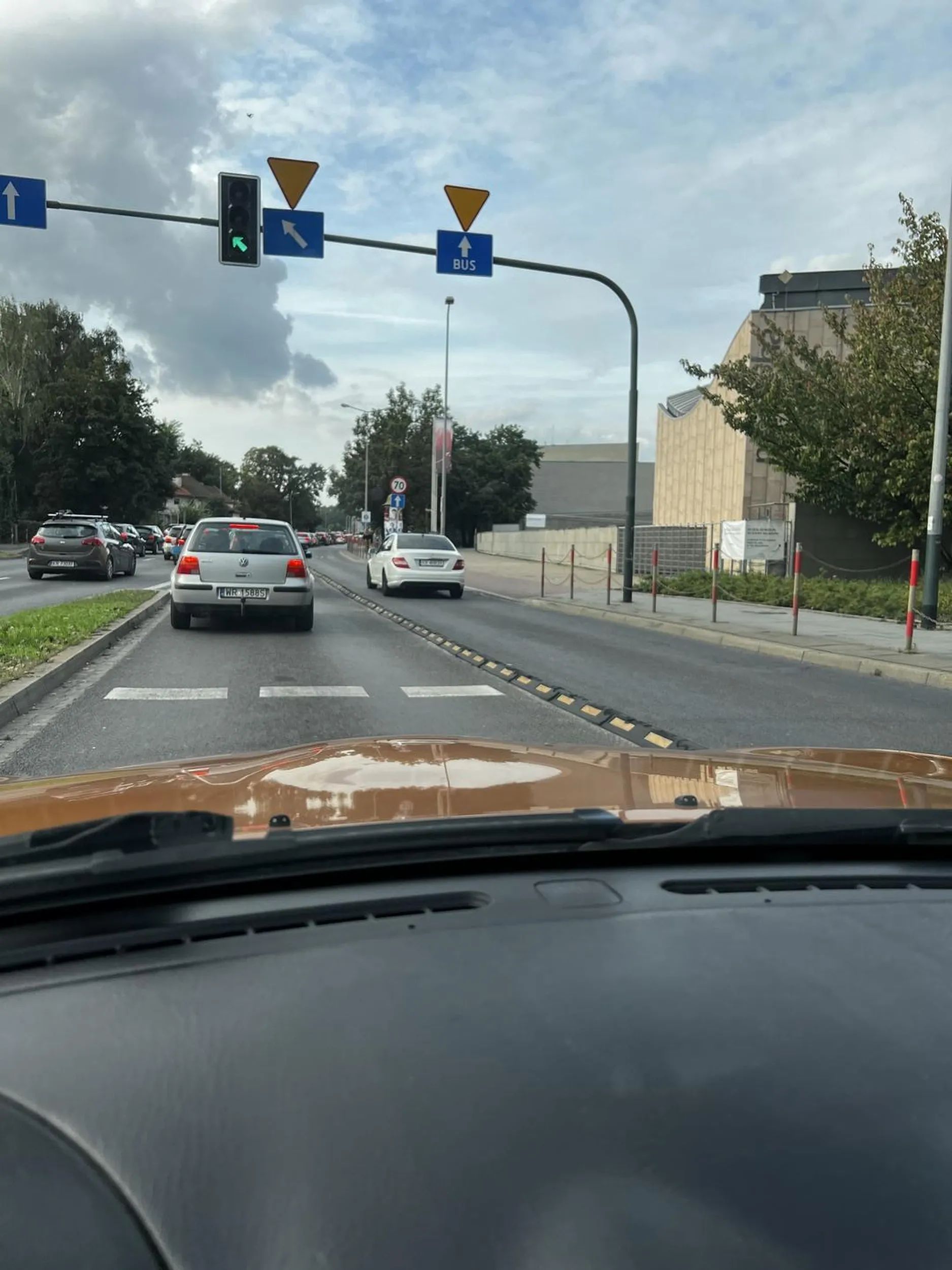 Kierowca nie bedzie stal w korkach jak glupek, przetnie buspasem