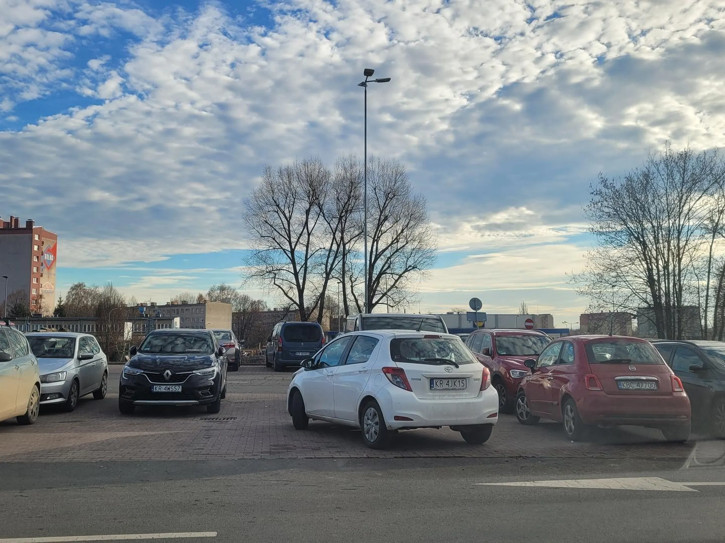 Pani przyjechała, zaparkowała zajmując dwa miejsca i poszła do sklepu. Idealny przykład samolubności