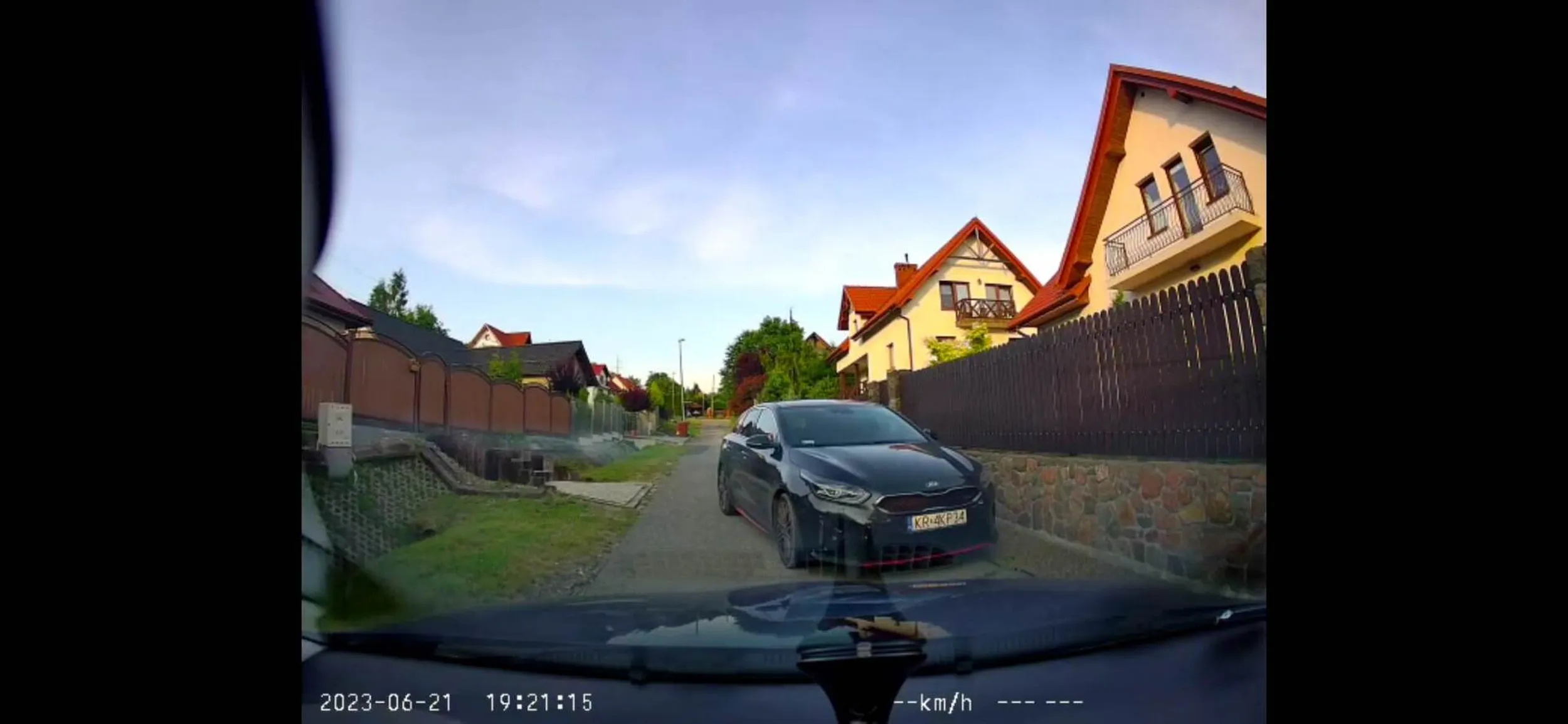 Bezczelny typ, urządza sobie parking na drodze publicznej.