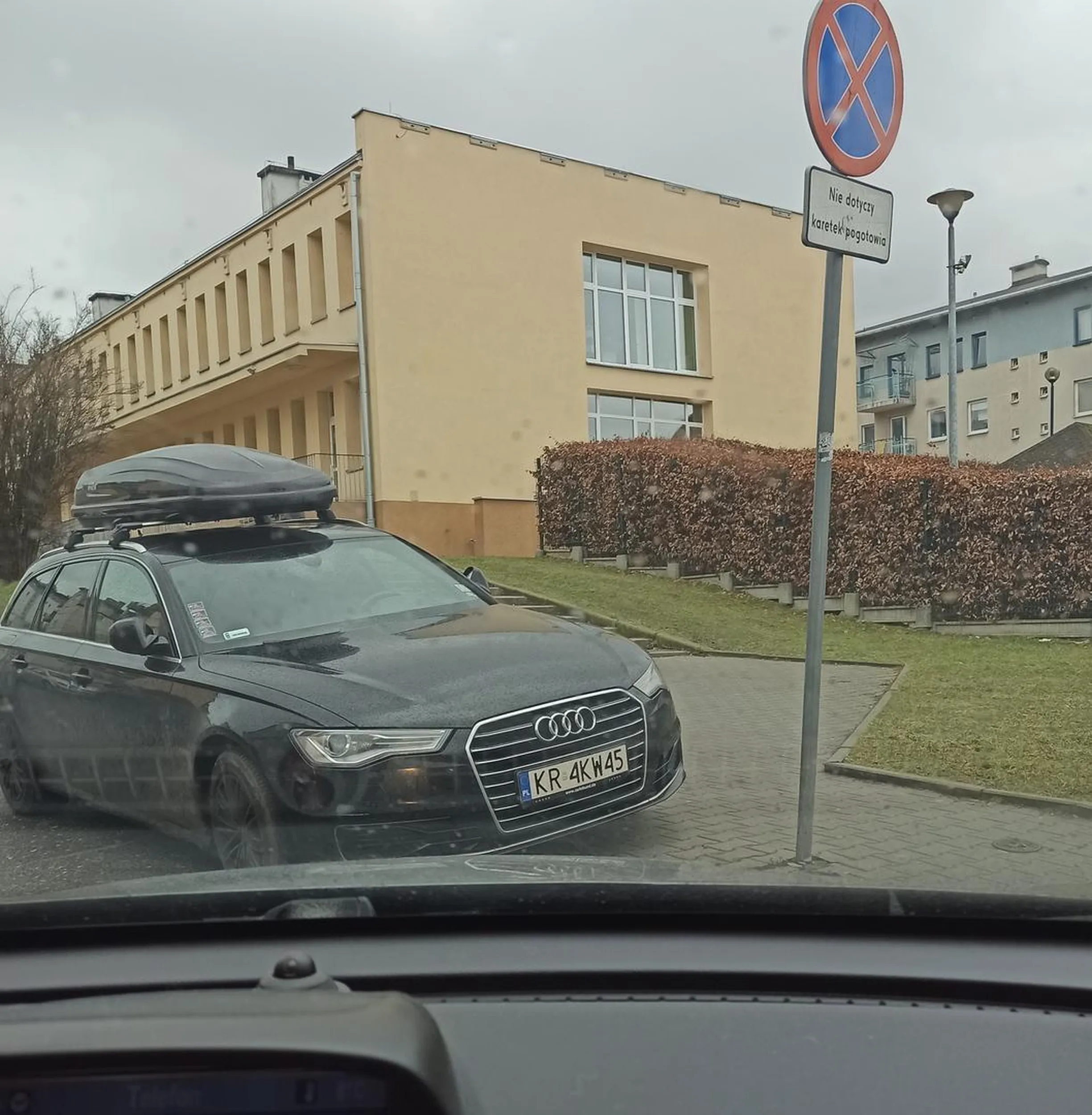 Nowoczesna karetka. Zablokował wyjazd z drogi osiedlowej, mimo że kilka metrów wcześniej były wolne miejsca parkingowe.