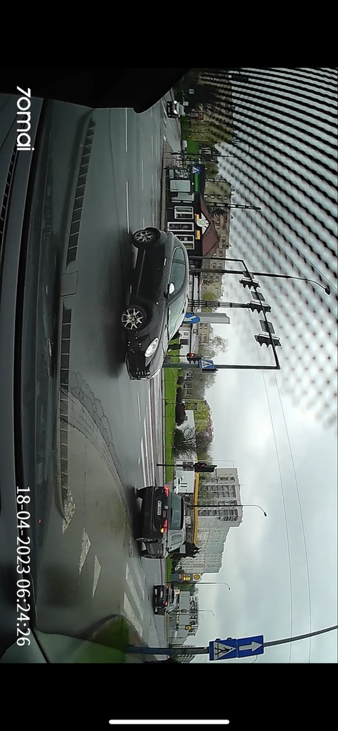 Kolezanka nie potrafi zmienic pasu tak by nie spowodowac zagrozenia na jezdni. Jeszcze srodkowy palec pokazuje zamiast przeprosic