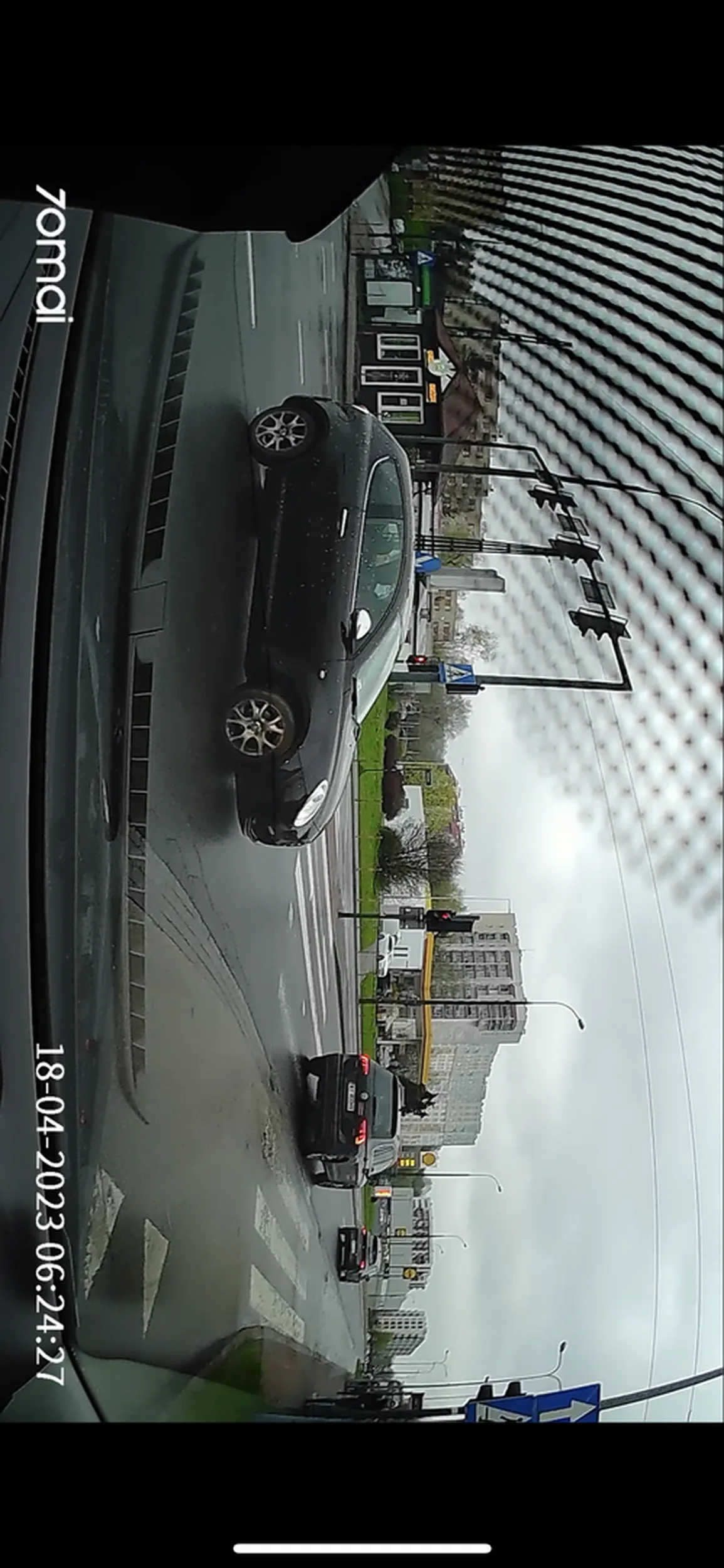 Kolezanka nie potrafi zmienic pasu tak by nie spowodowac zagrozenia na jezdni. Jeszcze srodkowy palec pokazuje zamiast przeprosic