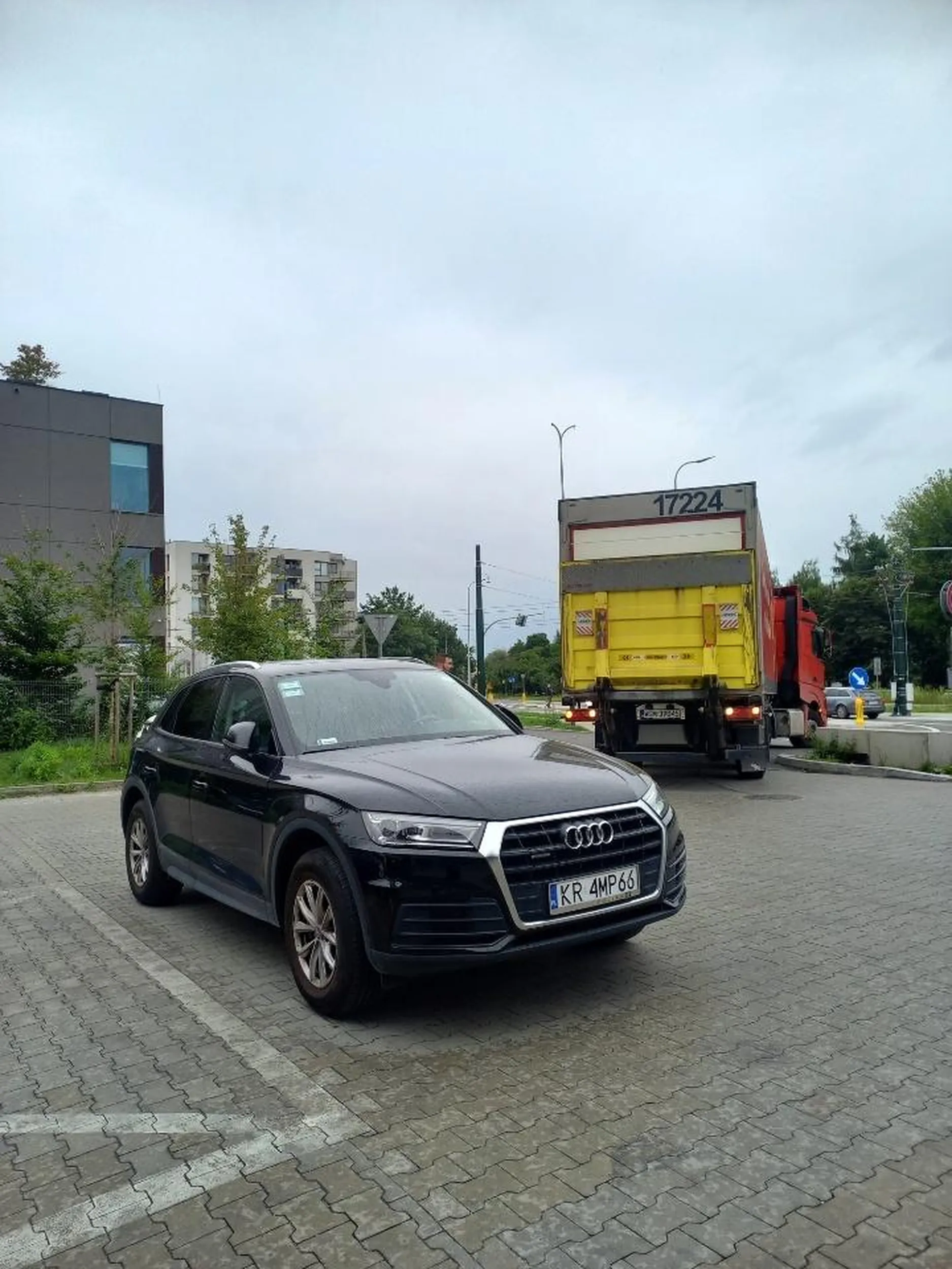 Zablokował dojazd do rampy dostawczej. Ciężarówka próbująca go ominąć zablokowała cały parking. Rusz głową człowieku!