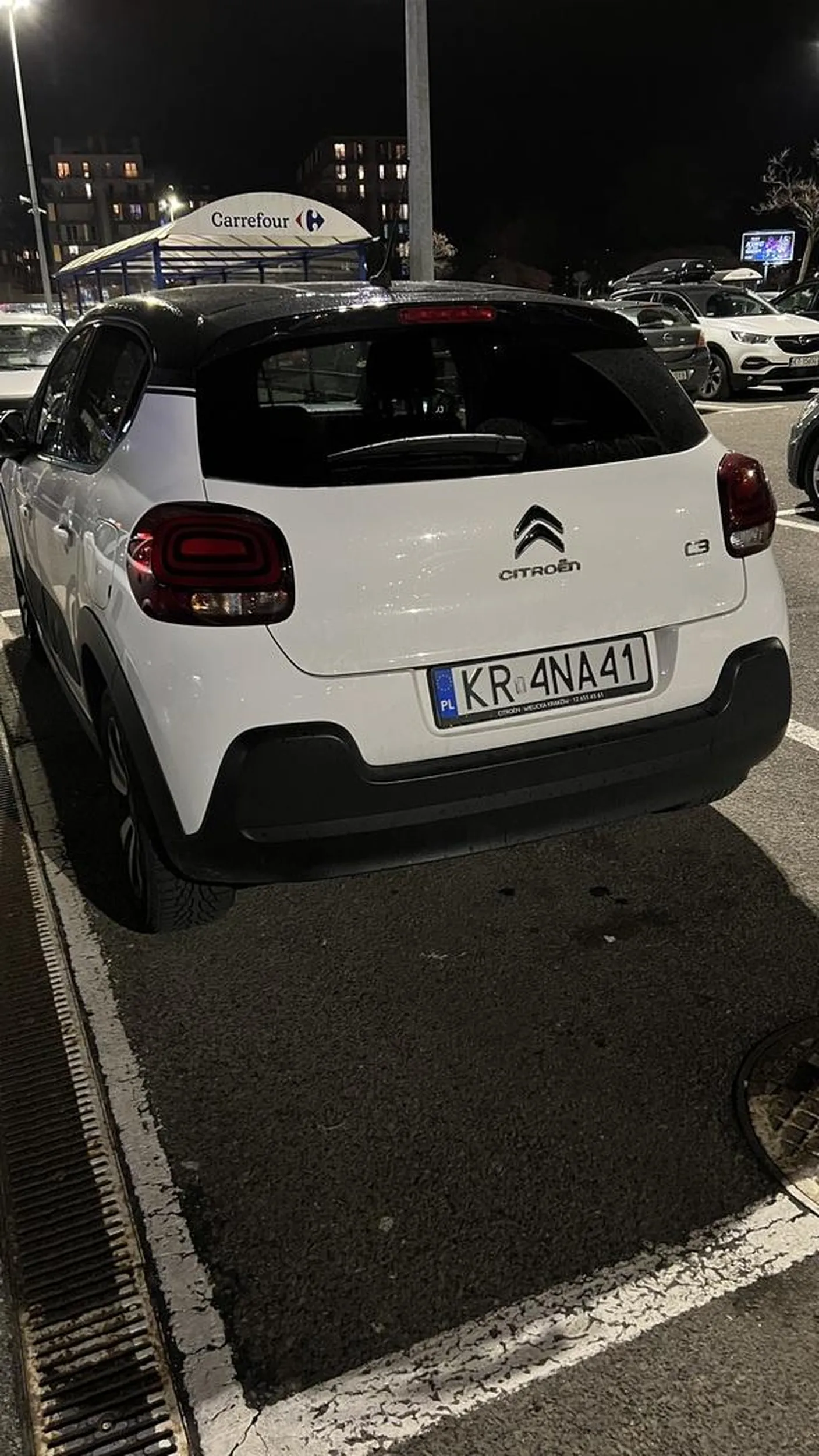 Pani z auta wraz ze swoją córką to totalne dno. Po zaparkowaniu na parkingu pod marketem uderza swoimi drzwiami w moje auto. Po zwróceniu uwagi odchodzi z hasłem „nie porównujmy samochodów”