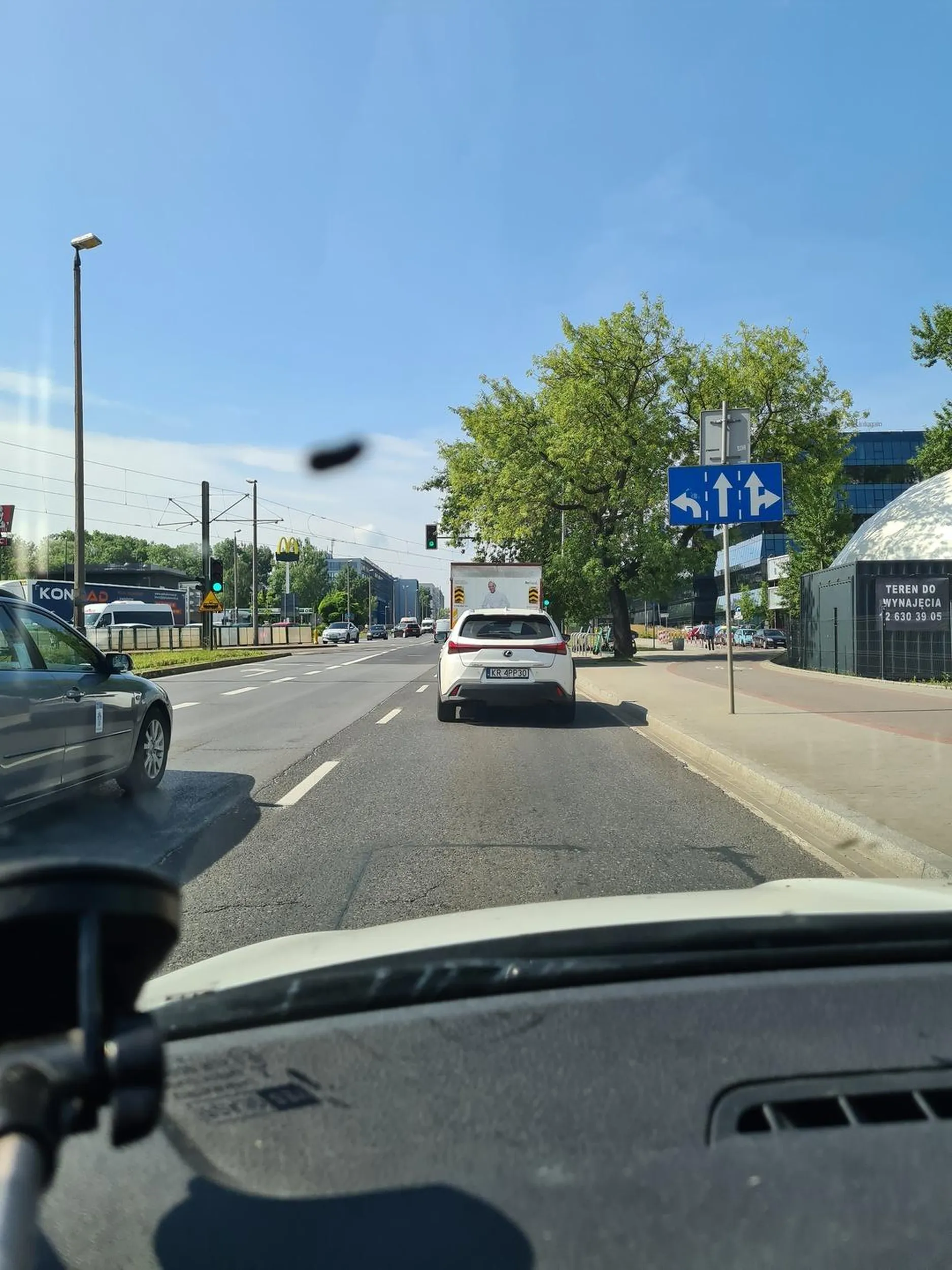 Kierowca zmienia pas ruchu w niedozwolonym miejscu bo środku skrzyżowania stwarzając zagrożenie na drodze