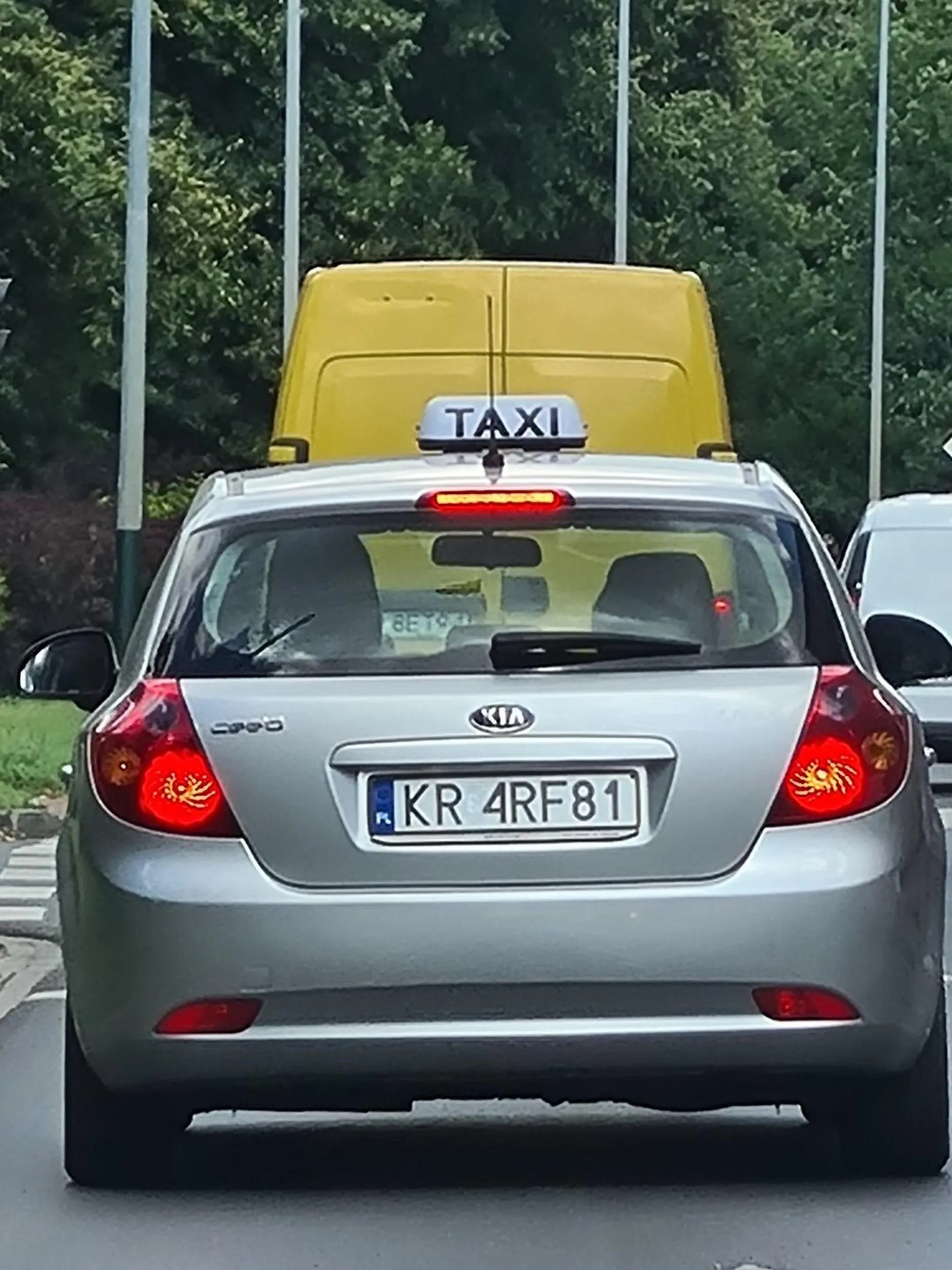 Kierowca wymusza pierwszeństwo wciskając się między auta jadące dobrze.