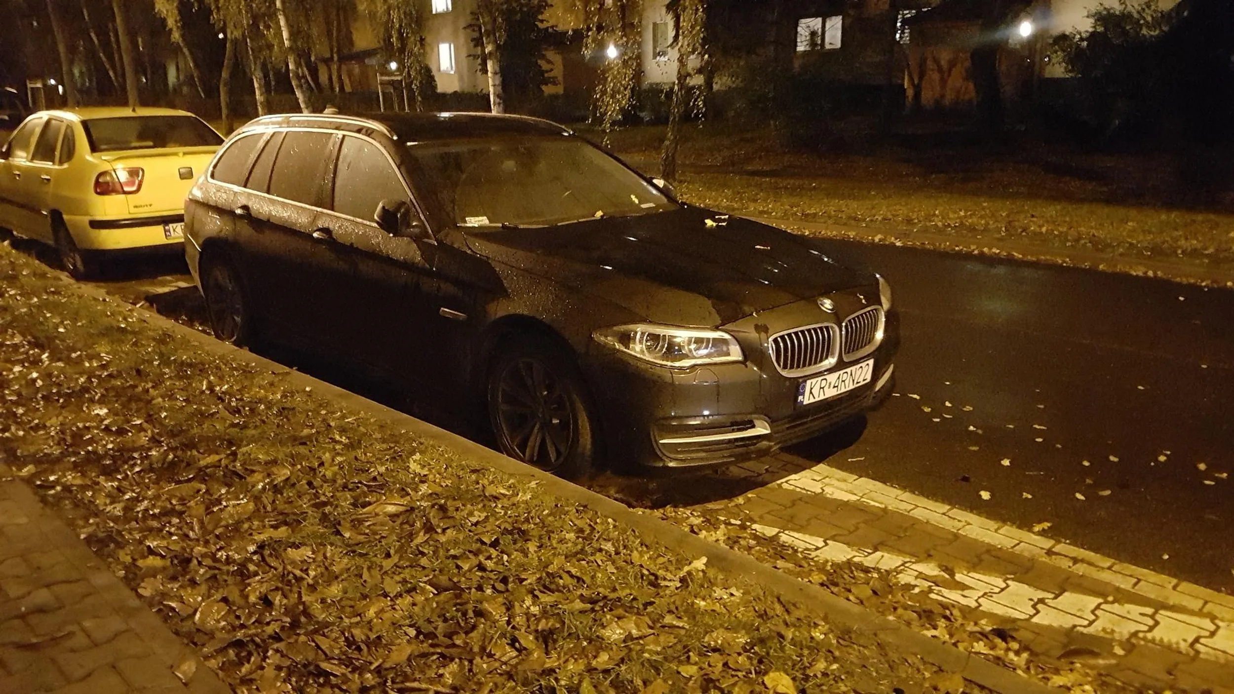 Nie widać kiedy jedzie samochód, A samochód nie widzi pieszych Pomyśl sobie o dzieciach albo osobach starszych kompletnie ich nie widać tym bardziej jak pada deszcz i jest ciemno... 10m od skrzyżowania, a nie na nim.... nawet dla ciebie kreski narysowali a ty wolisz na nich stanąć... Stoisz jak Duda na Kaczyńskim.