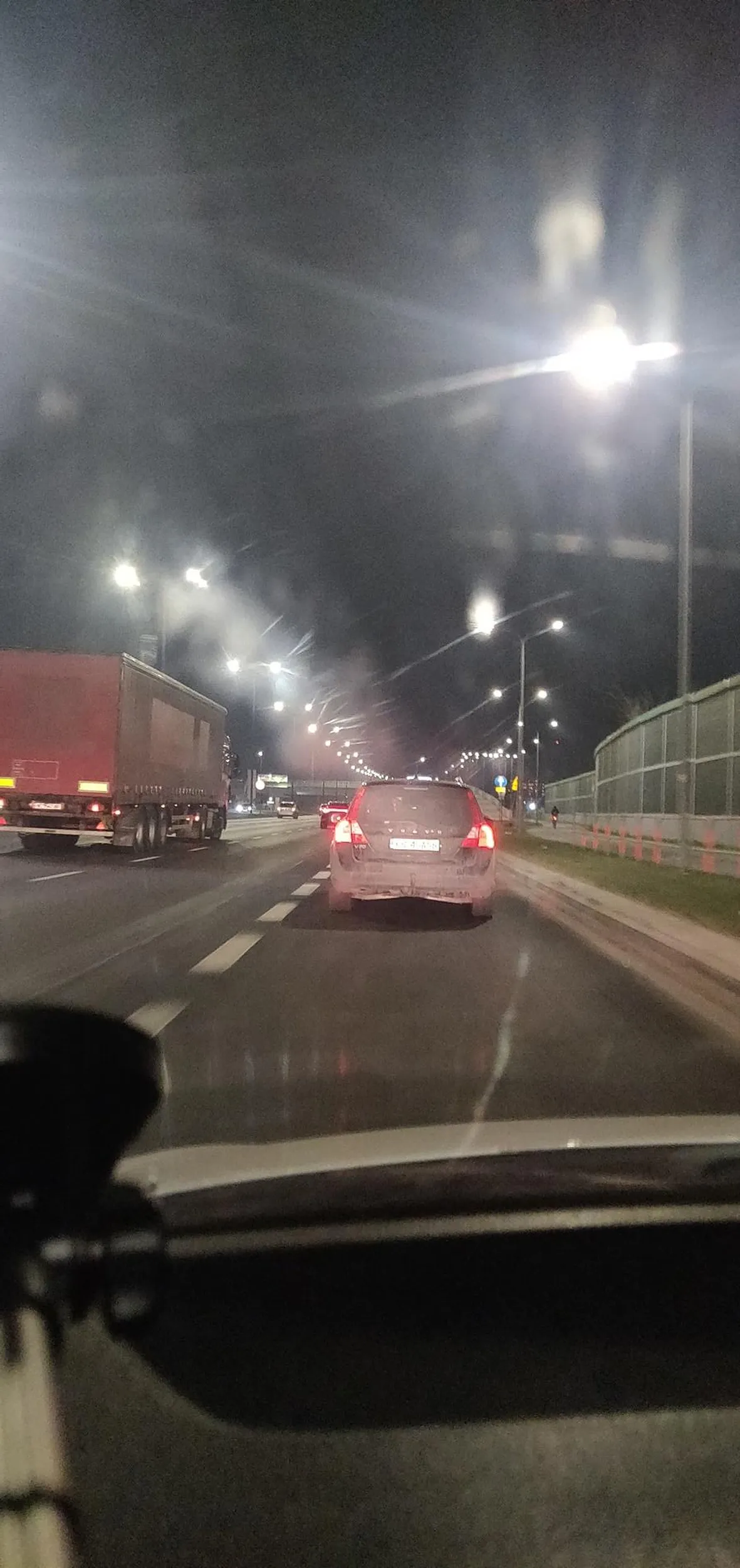 Kierowca jeździ niebezpiecznie i niepewnie. Zmienia pasy byle jak