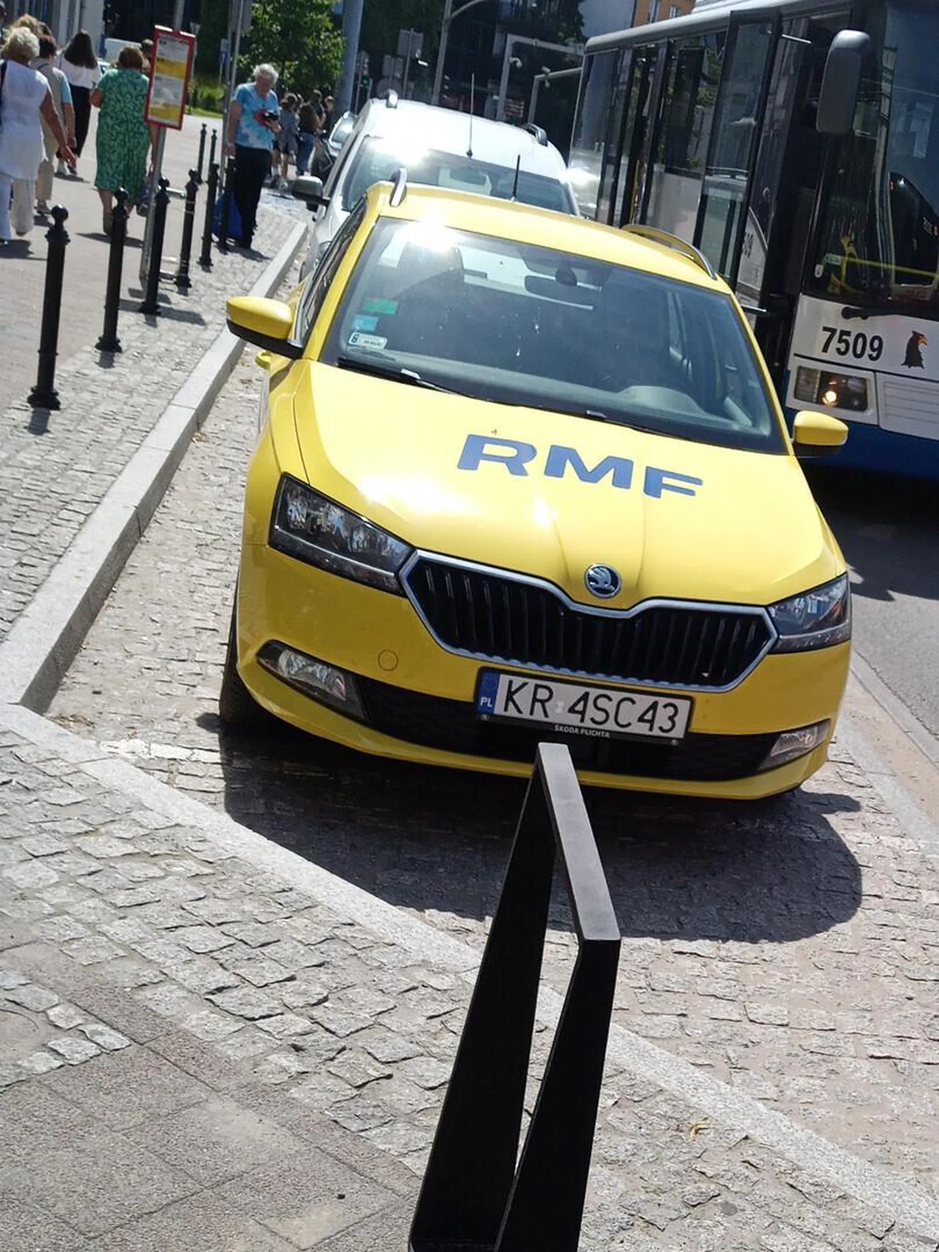 Jasnie Pan z RMF FM zaparkował sobie w zatoczce przystankowej w centrum Gdańska. Pasażerowie autobusu nie maja jak wysiąść