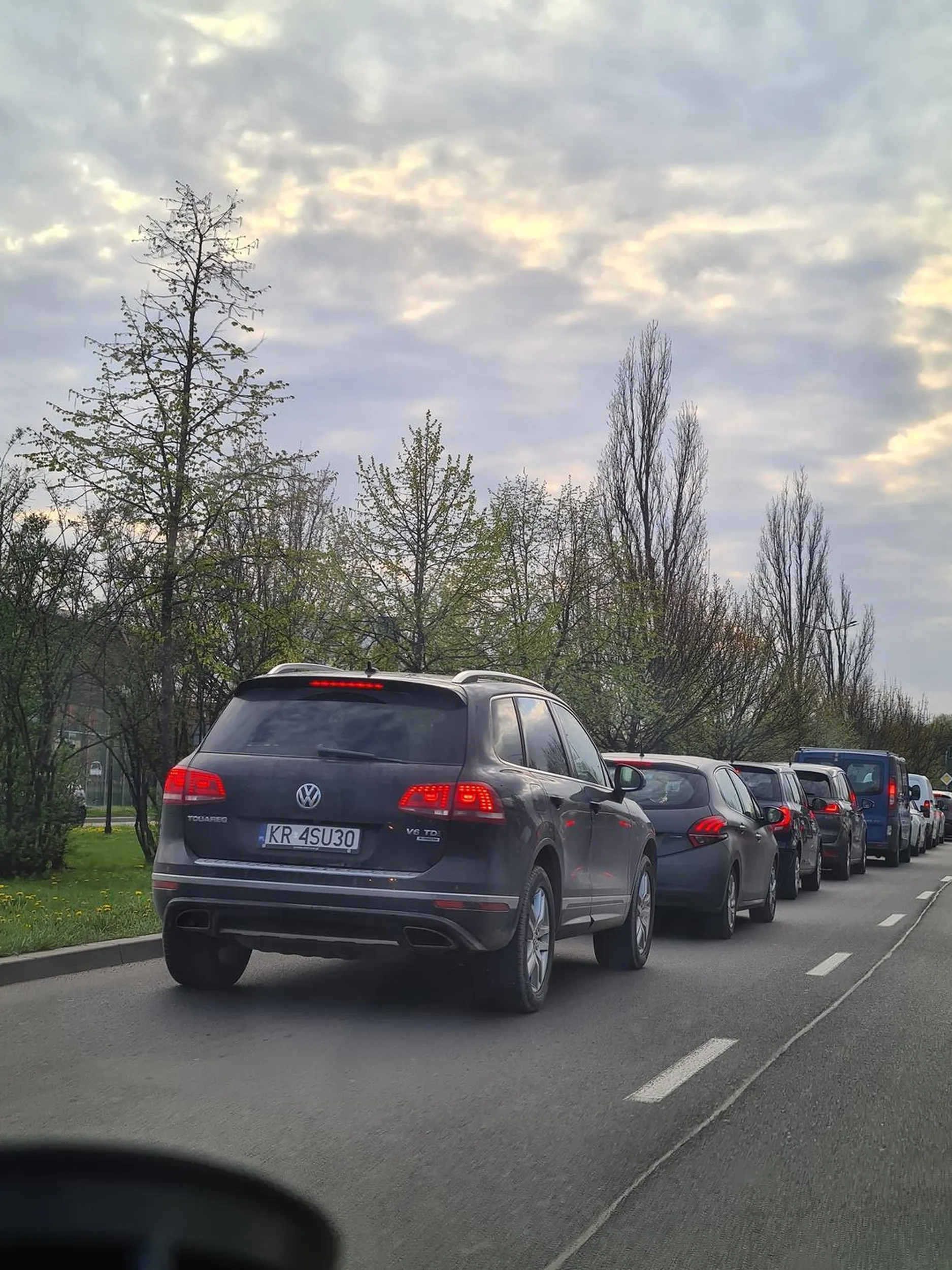 Kierowca blokuje ruch stając na środku skrzyżowania