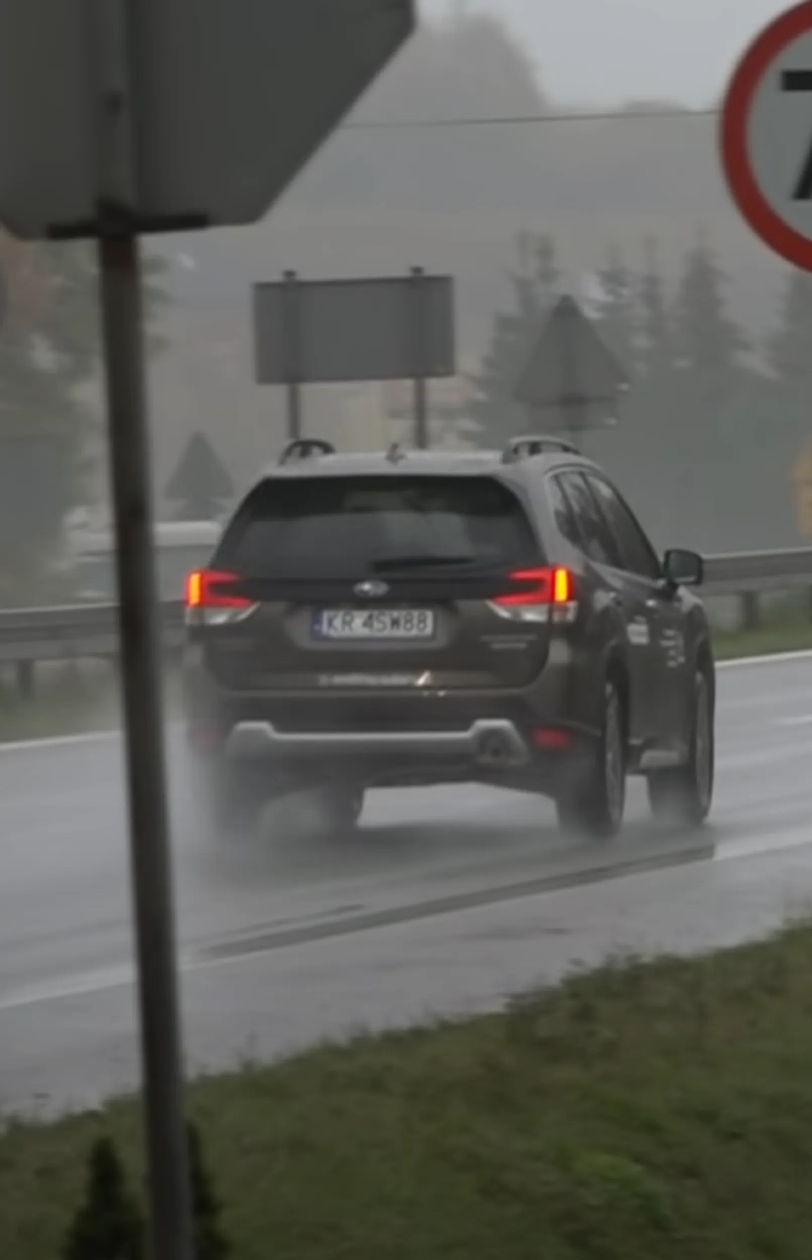 Prawie mnie przejechał na przejściu dla pieszych chory człowiek, okazuje się że jechał nim Pełnomocnik Dyrektora ds Bezpieczeństwa Ruchu Drogowego i dyrektor mord kraków, Tworzą filmiki na youtube jak nie bezpieczni są inni kierowcy wyprzedzający na przejściach a sam nie widzi w biały dzień przechodnia na pasach na zakopiance TRAGEDIA ! Zauważyłem też że na większości filmików nie pokazuje prędkościomierza i specjalnie jedzie około 30-40 na godzinę dlatego wszyscy go wyprzedają i są "takimi złymi kierowcami" wstyd.