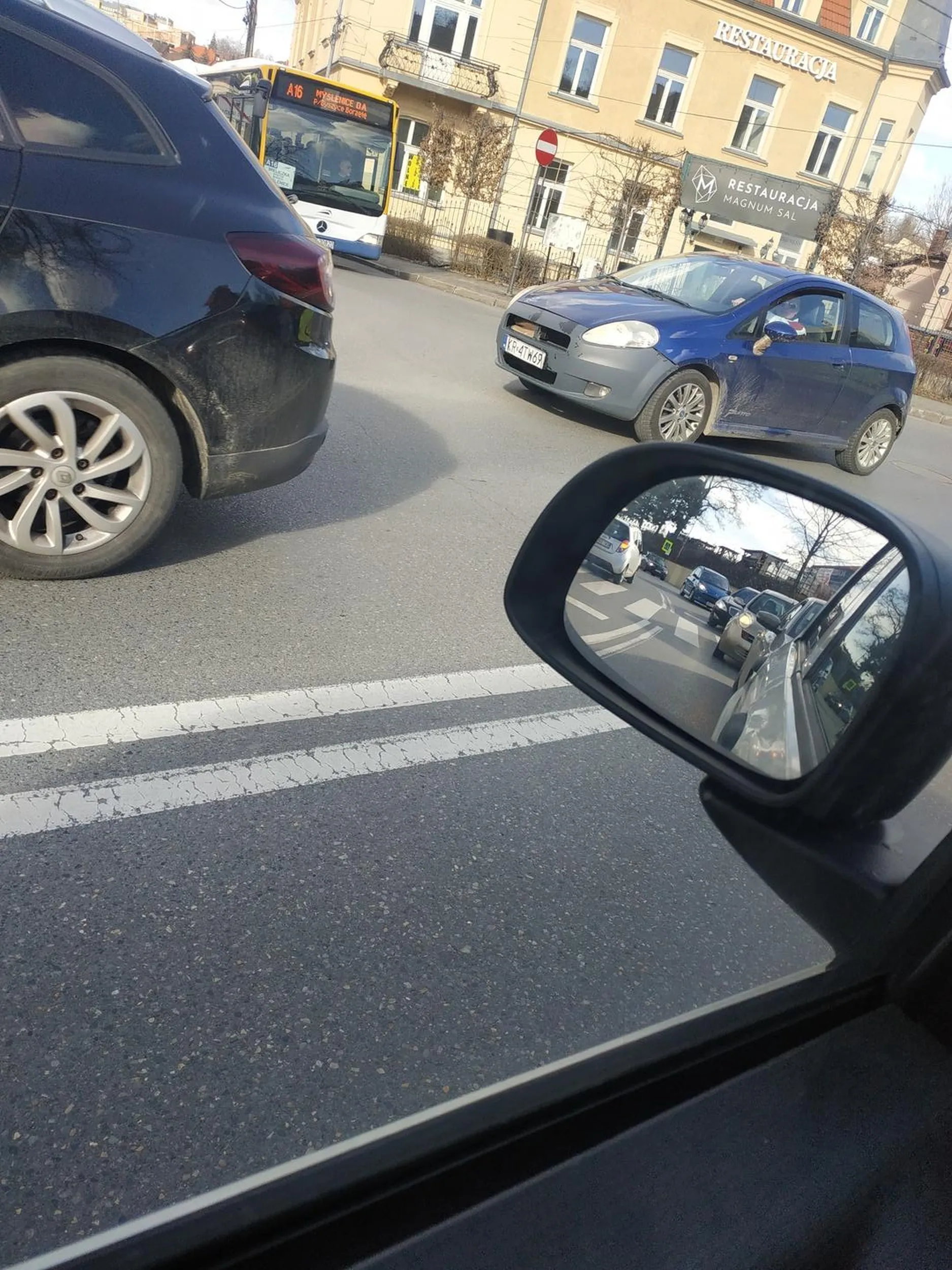 Padalec wymusza pierwszeństwo, wyzywa i krzyczy... Wiocha i tyle...