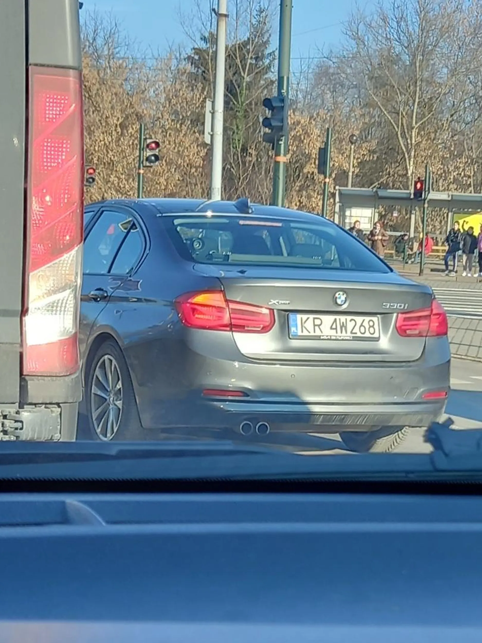 Miałem okazje jechać za nimi. Na światłach oczywiście pierwsi. Wystrzelili jak by kogoś ścigali. Oczywiście następne światła też były Czerwone i powtórka. Tak było jeszcze 2x.  Jak zwykle ponad prawem.