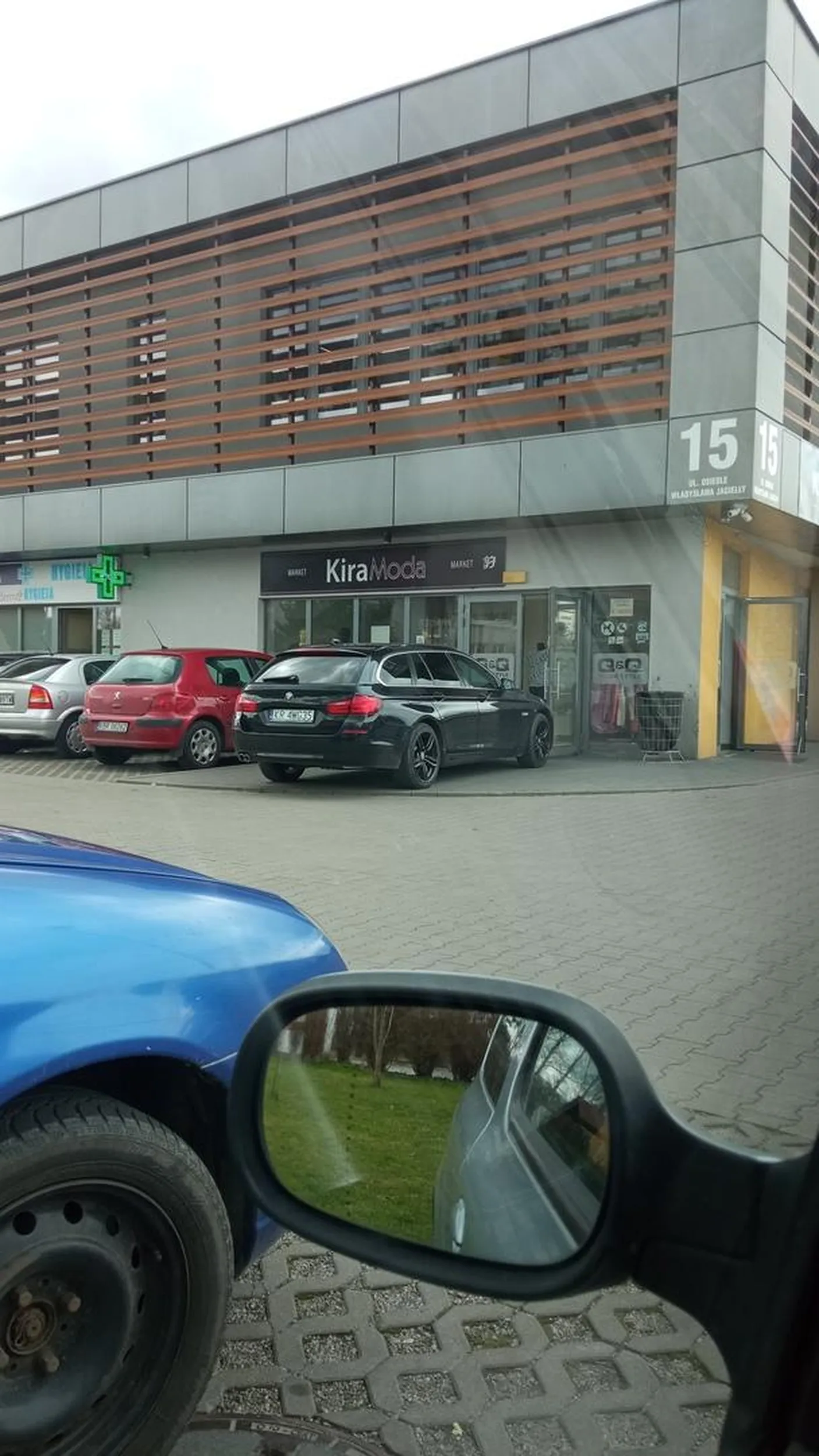 Jak najbliżej wejścia.