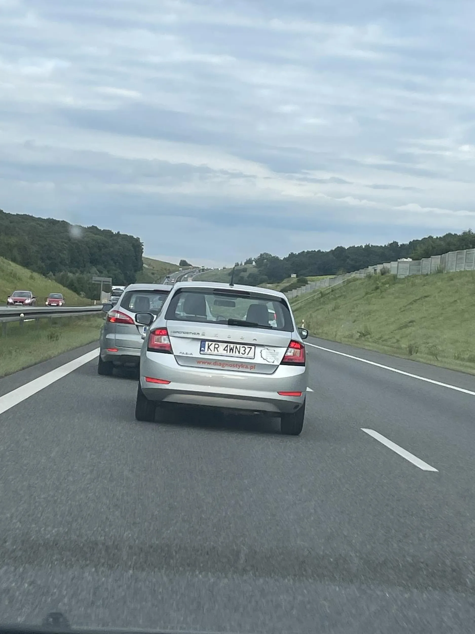 Pracowniczka Diagnostyki zajeżdżające droge i robiąca sobie slalom po A4 bez zachowania jakiejkolwiek ostrożności, poszanowania innych użytkowników drogi jeszcze bawiąca sie telefonem. Powodzenia, z taka jazda w koncu kogos zabijesz kretynko!