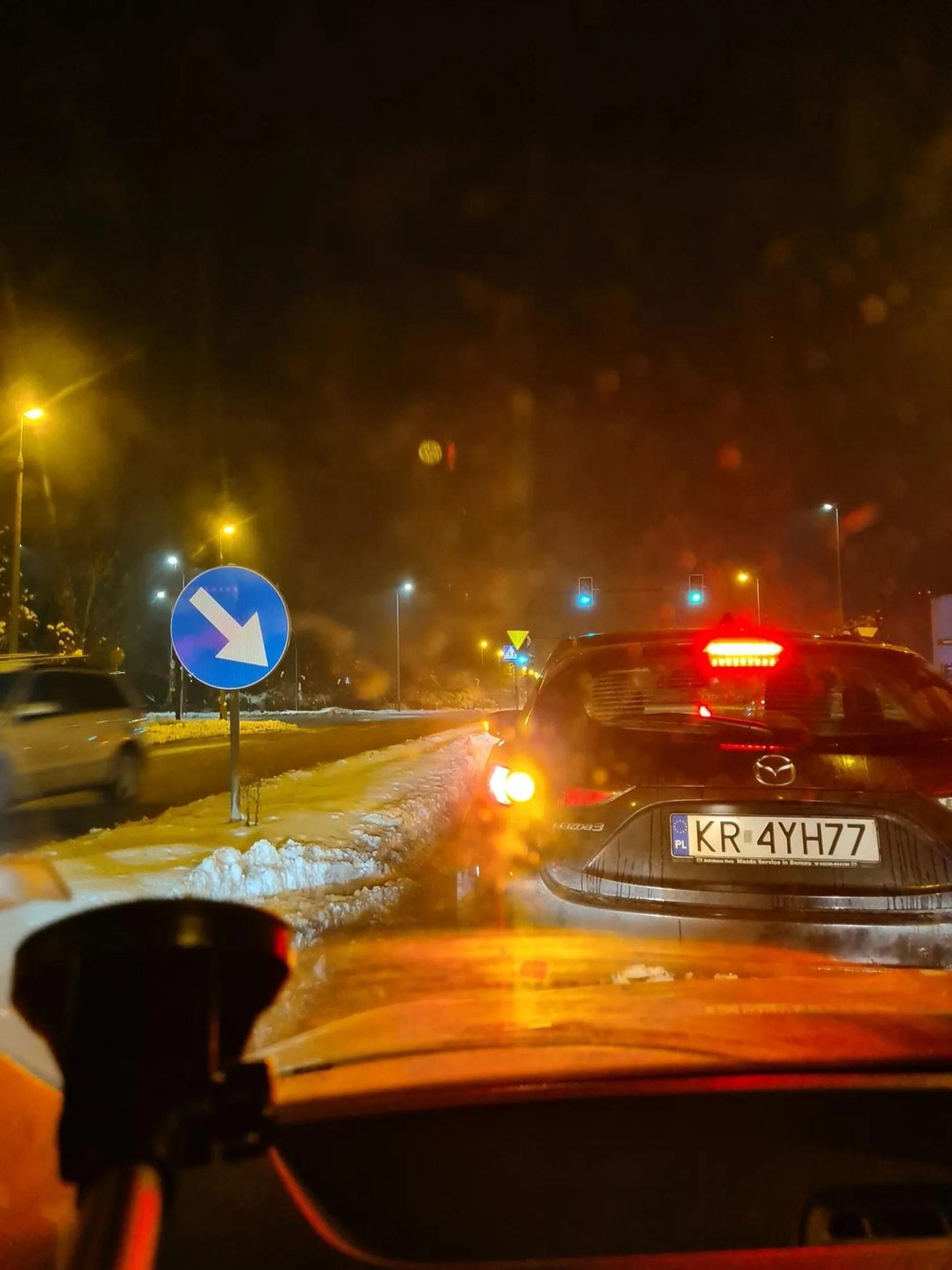 Kierowca zmienia pasy po całej długości jezdni nie zachowując szczególnej ostrożności