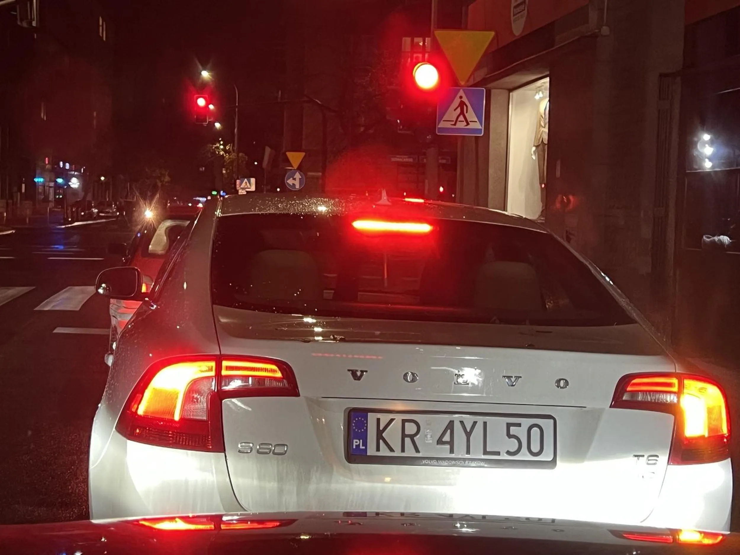 Ten cymbał bez powodu lubi pokazywać środkowy palec.