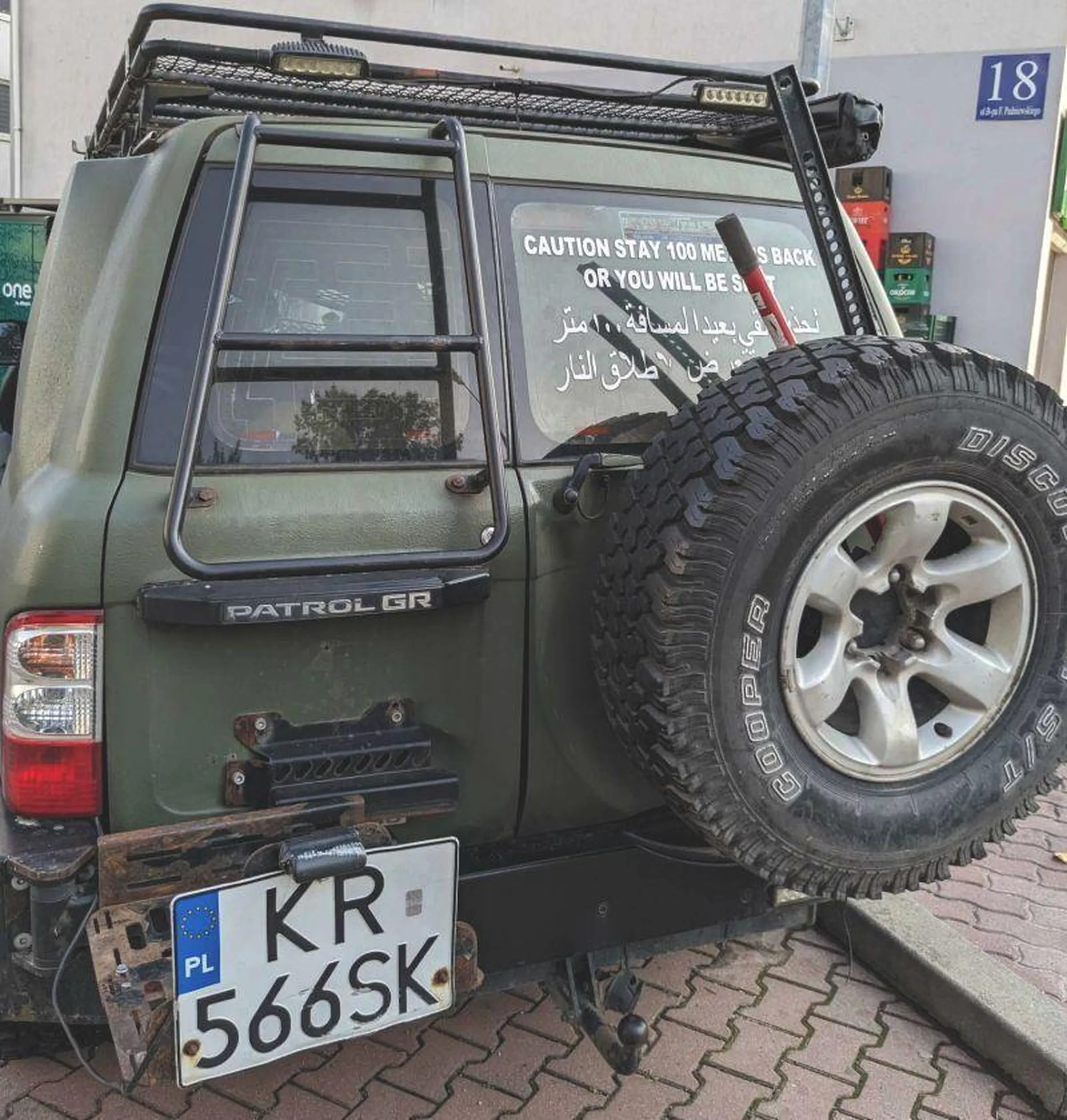 Groźby karalne: CAUTION STAY 100 METERS BACK OR YOU WILL BE SHOT