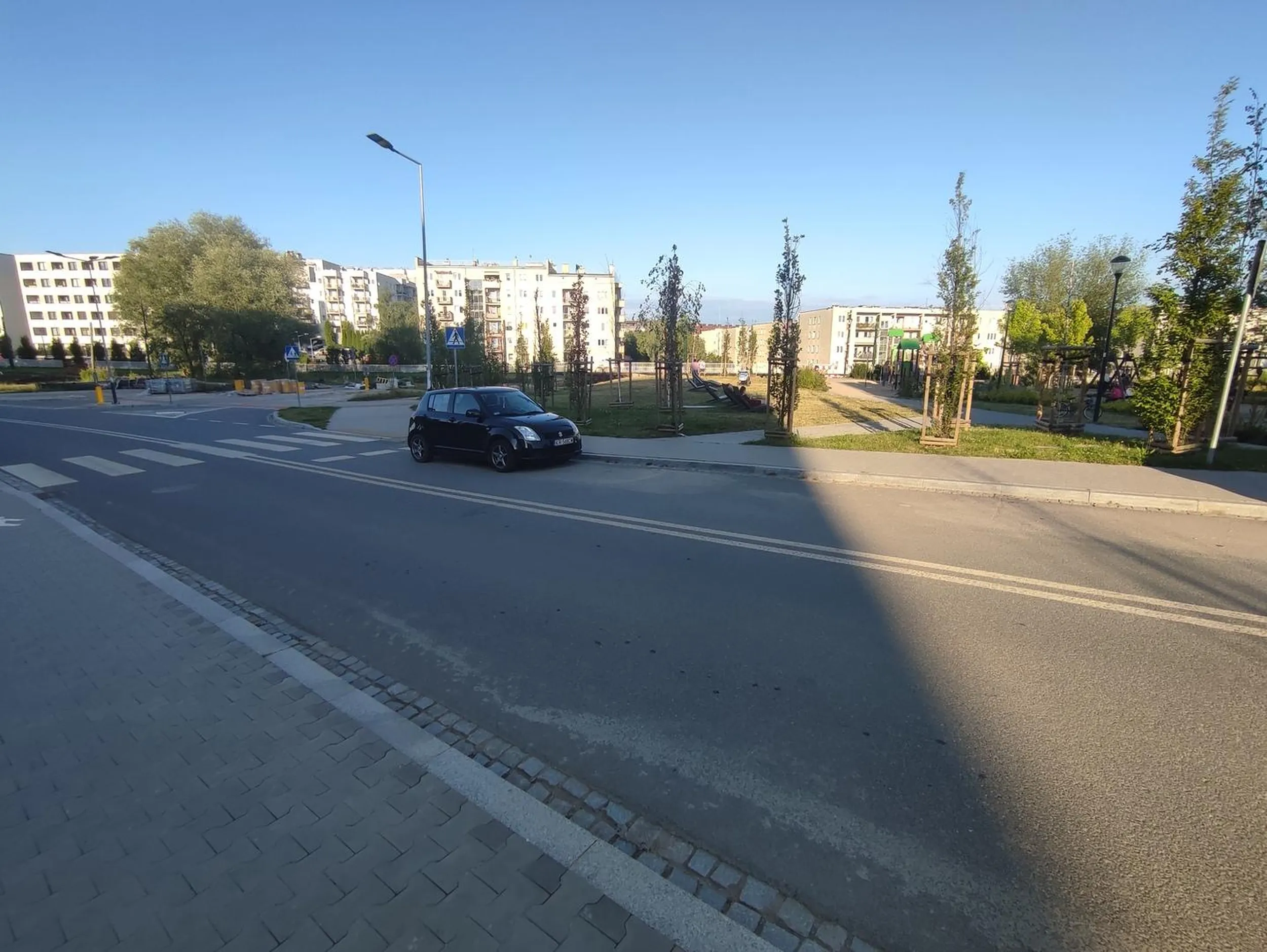 Mistrz parkowania przy pasach. Przejście dla pieszych przy placu zabaw gdzie biegają dzieci. Zwro widoczności przez przejeżdżające samochody.