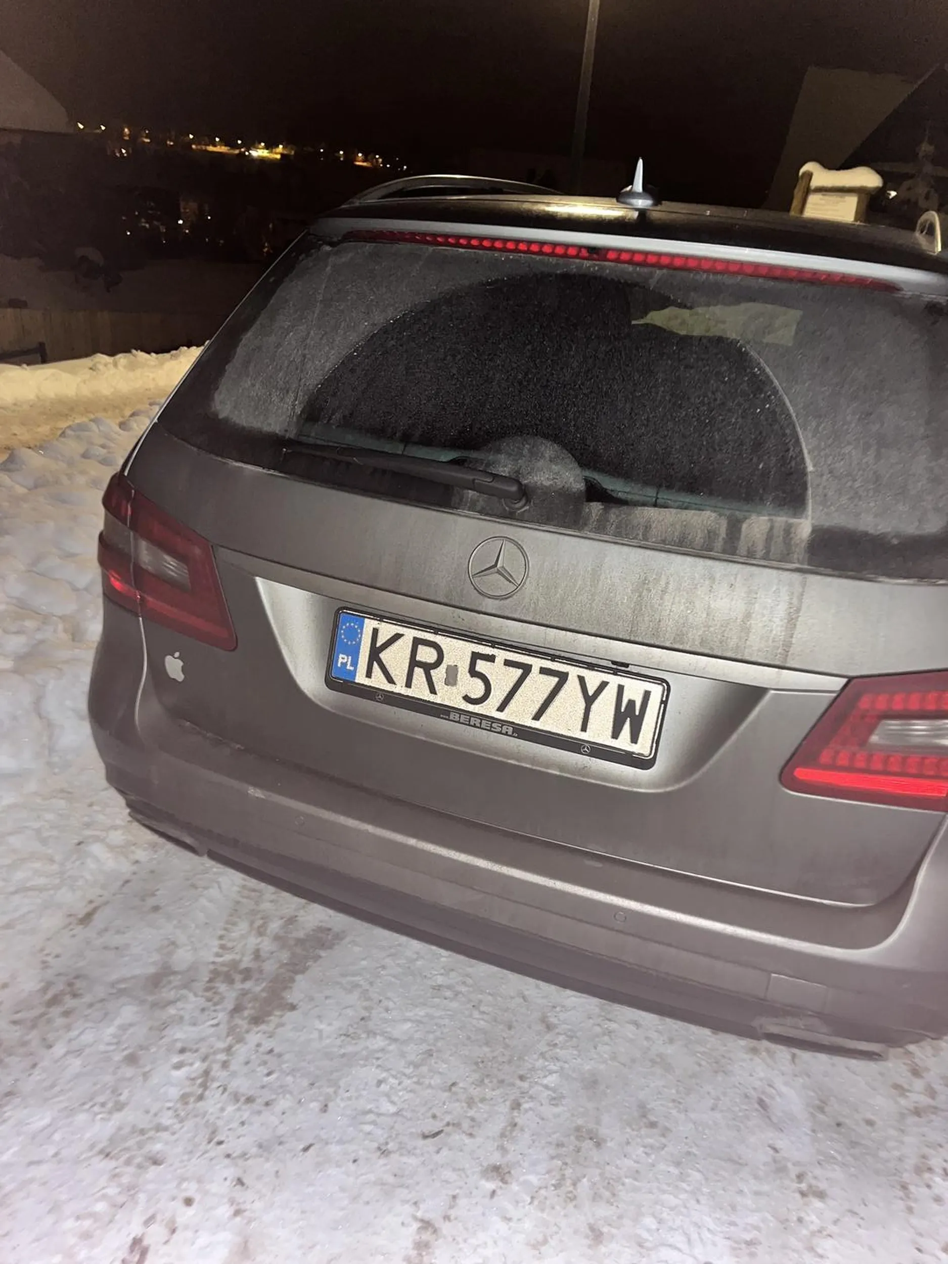 Dobry wieczór, radzę uważać na właściciela tego samochodu. Może być agresywny bez powodu i przyczepiać się razem se swoją kobietą do Bogu winnych ludzi.