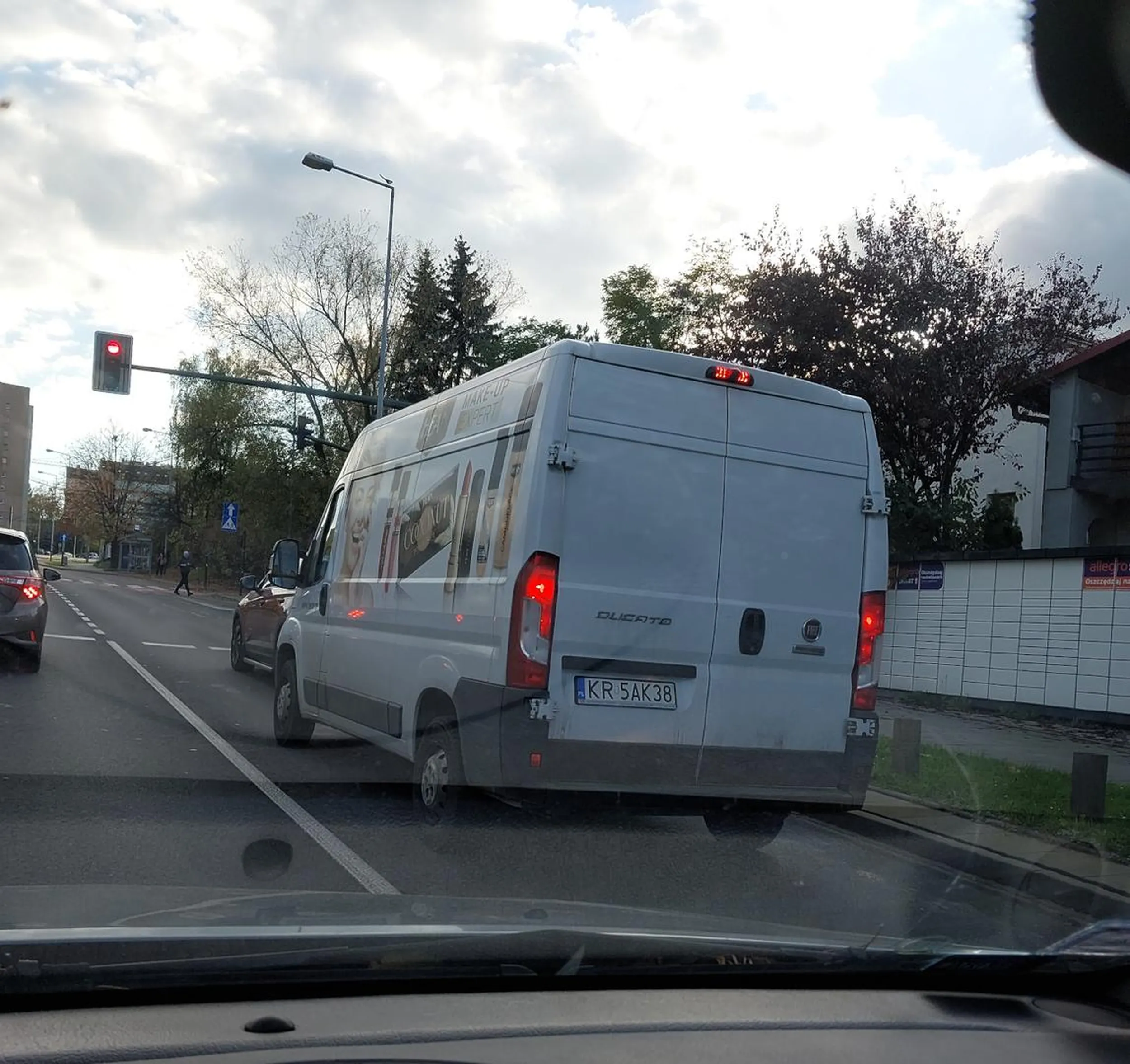 W Krakowie na Ul. Nowosądeckiej w dniu 2023-11-08 o godz. 14:10 kierowca firmy hean jechał przede mną pasem obok. Ja jechałem trochę szybciej (przepisowo) i zaraz miałem go wyprzedzić, niestety nagle w ostatniej chwili zaczął zjeżdżać na mój pas przed samym moim zderzakiem wymuszając mi pierwszeństwo i zajeżdżając drogę - zrobił to bez użycia kierunkowskazu. Po chwili stanęliśmy obok siebie na światłach więc widać minę kierowcy, gdy otworzył szybę i chyba chciał coś mówić odnośnie tego, że na niego trąbiłem. Nie polecam usług tej firmy.