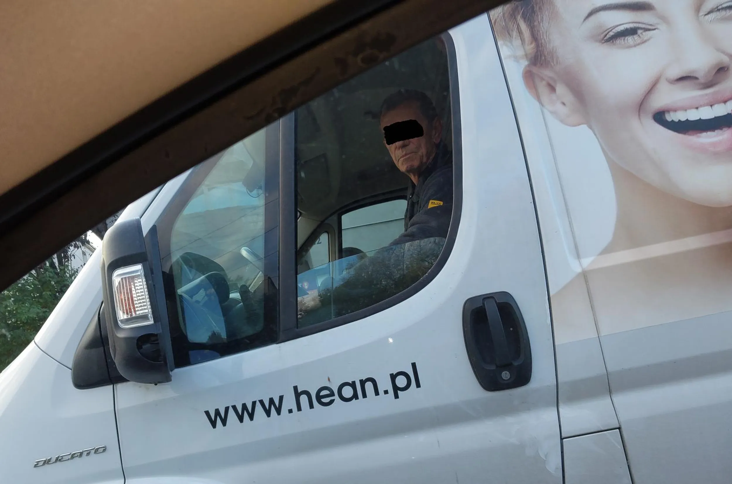 W Krakowie na Ul. Nowosądeckiej w dniu 2023-11-08 o godz. 14:10 kierowca firmy hean jechał przede mną pasem obok. Ja jechałem trochę szybciej (przepisowo) i zaraz miałem go wyprzedzić, niestety nagle w ostatniej chwili zaczął zjeżdżać na mój pas przed samym moim zderzakiem wymuszając mi pierwszeństwo i zajeżdżając drogę - zrobił to bez użycia kierunkowskazu. Po chwili stanęliśmy obok siebie na światłach więc widać minę kierowcy, gdy otworzył szybę i chyba chciał coś mówić odnośnie tego, że na niego trąbiłem. Nie polecam usług tej firmy.