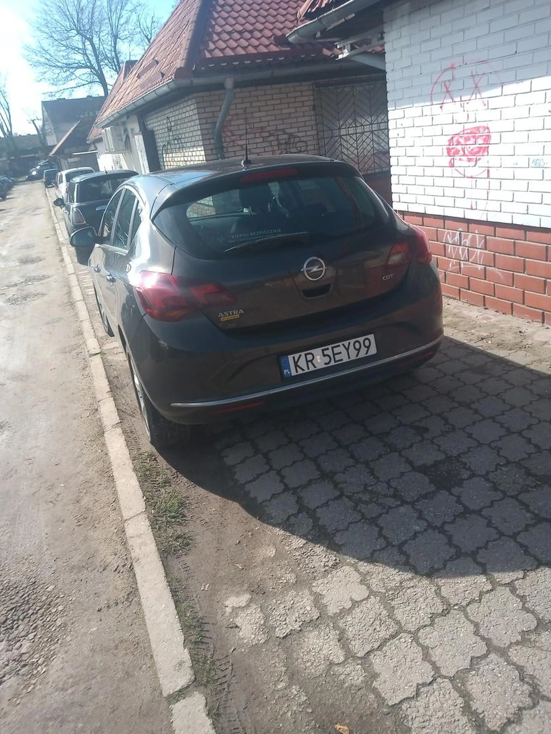 Lekko zwracam uwagę właścicielowi że ja nikomu na jezdnię nie wchodze, by otrzymać odpowiedź że on jest właścicielem lokalu w pobliżu i on może stawać gdzie chce. Leciwy, niewychowany starszy pan o rozumku małego misia.