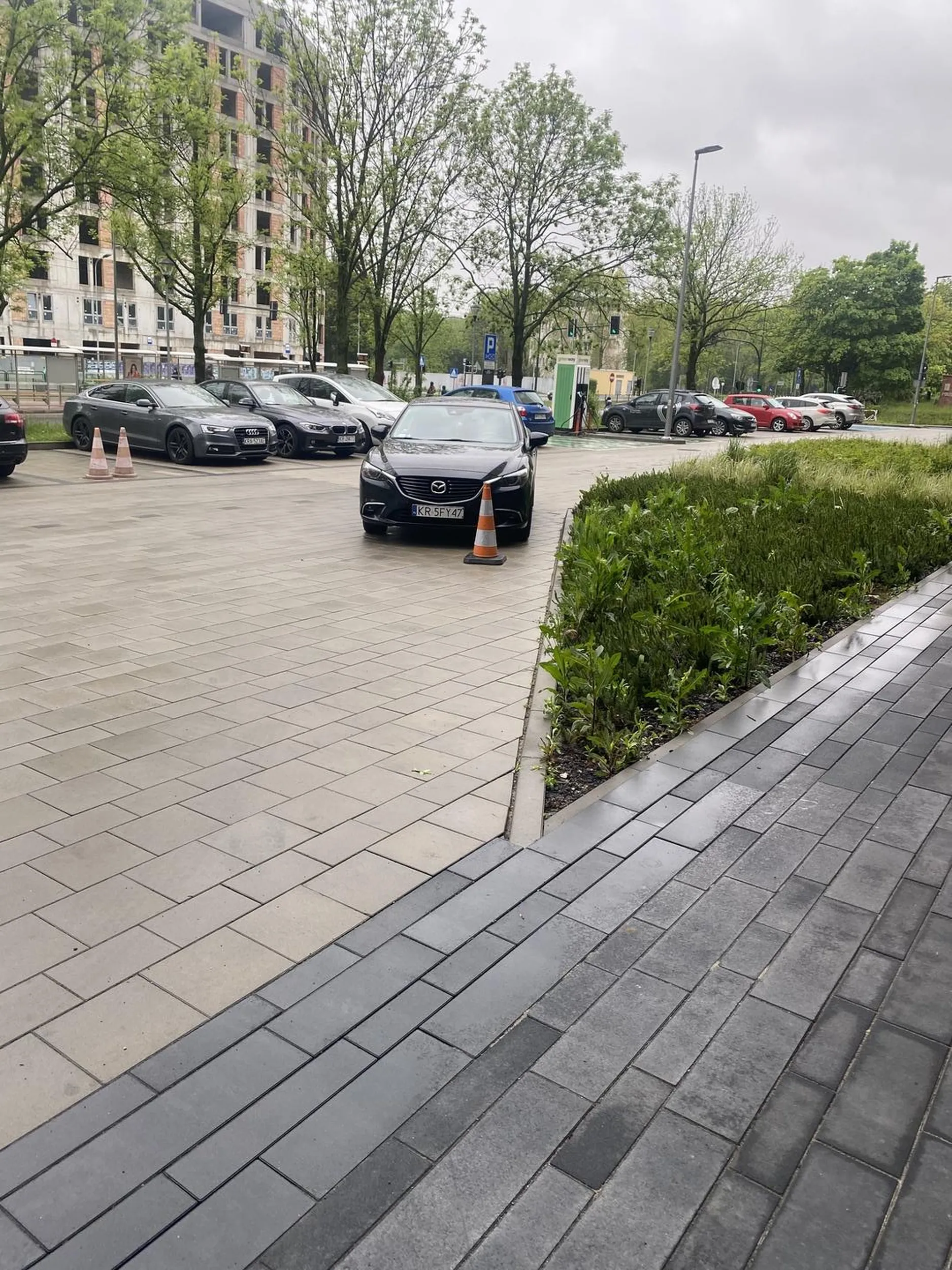 Nerva jak stajesz, mandacik za takie stanie pod biurem