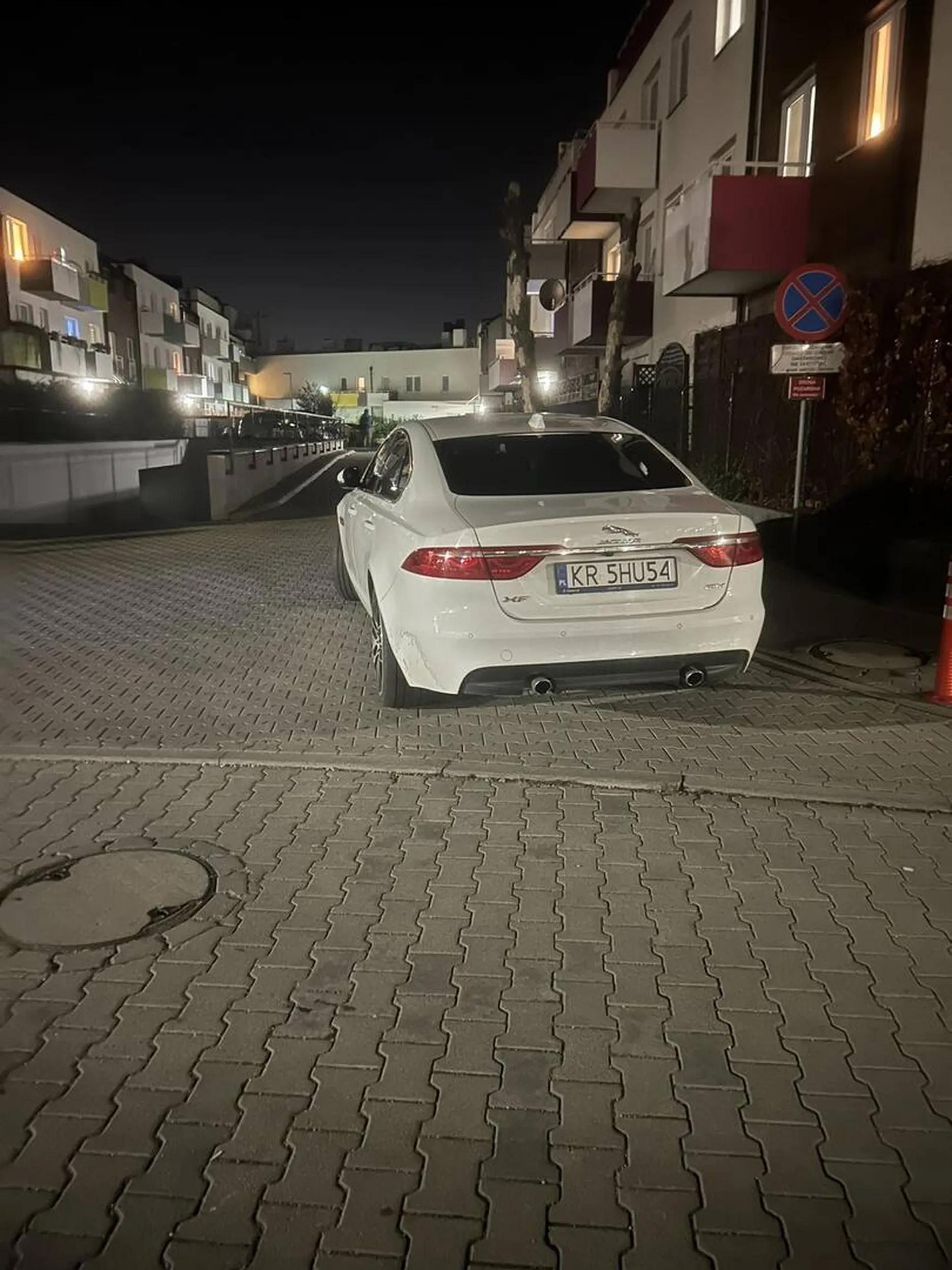 Na bezczela, stoi tak ponad godzinę. Dostał karne naklejki.