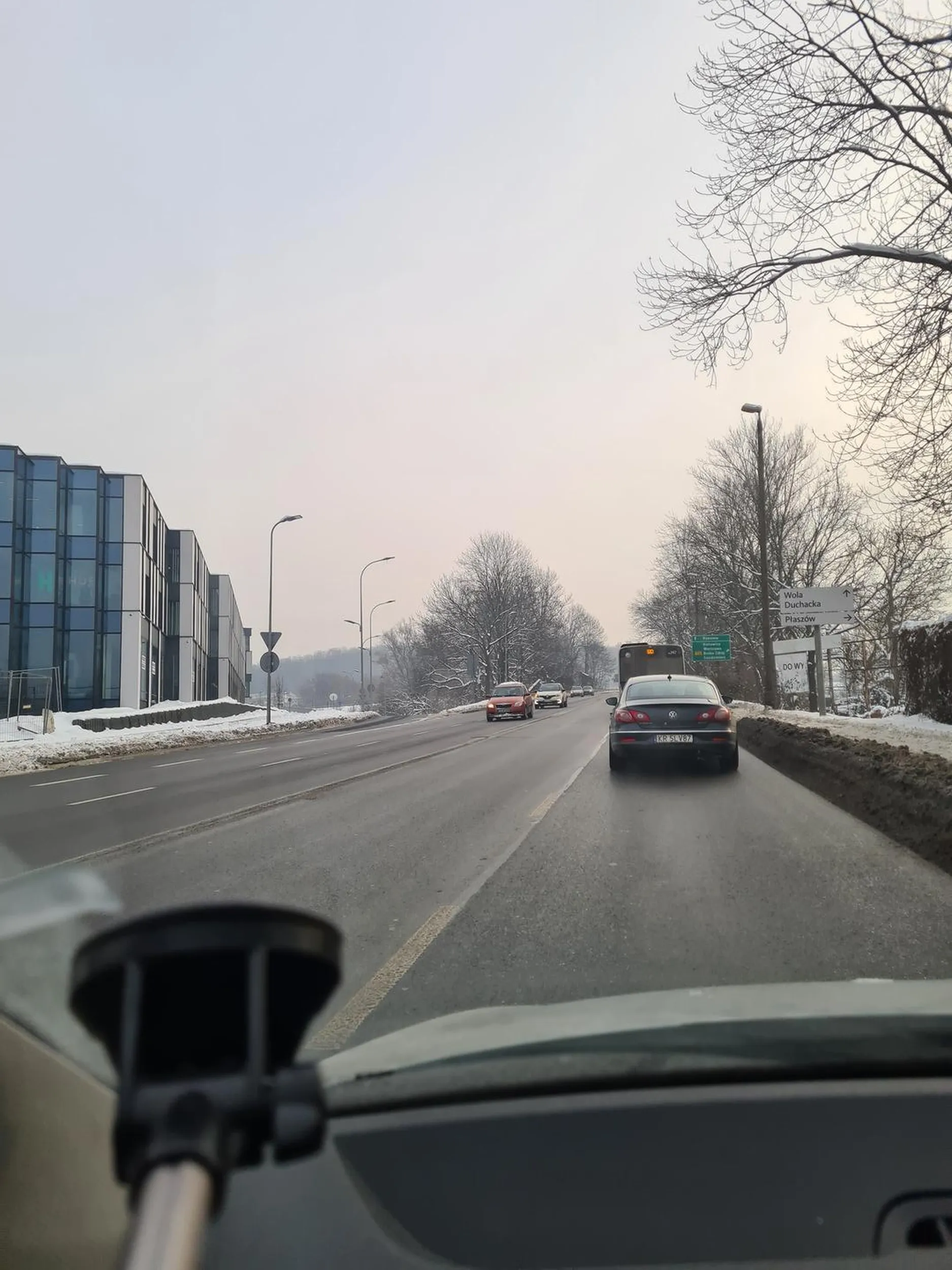 Kierowca stoi bez sensu mając wolny pas i nie włącza się do ruchu.