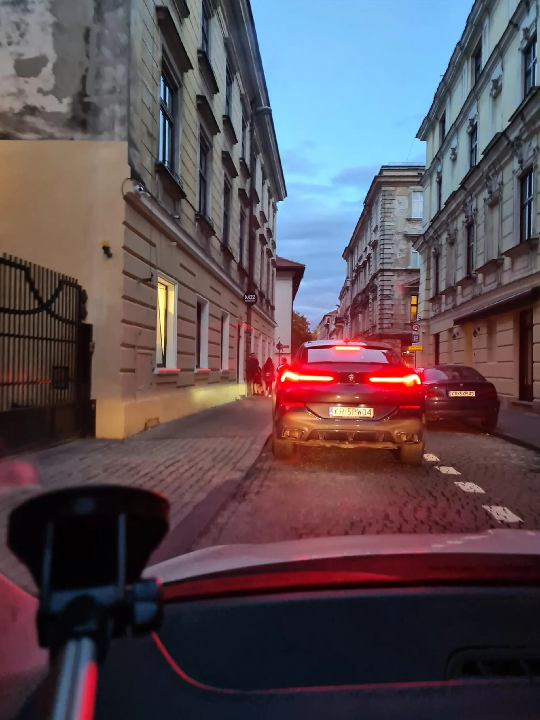 Kierowca jeździ rynkiem bezprawnie