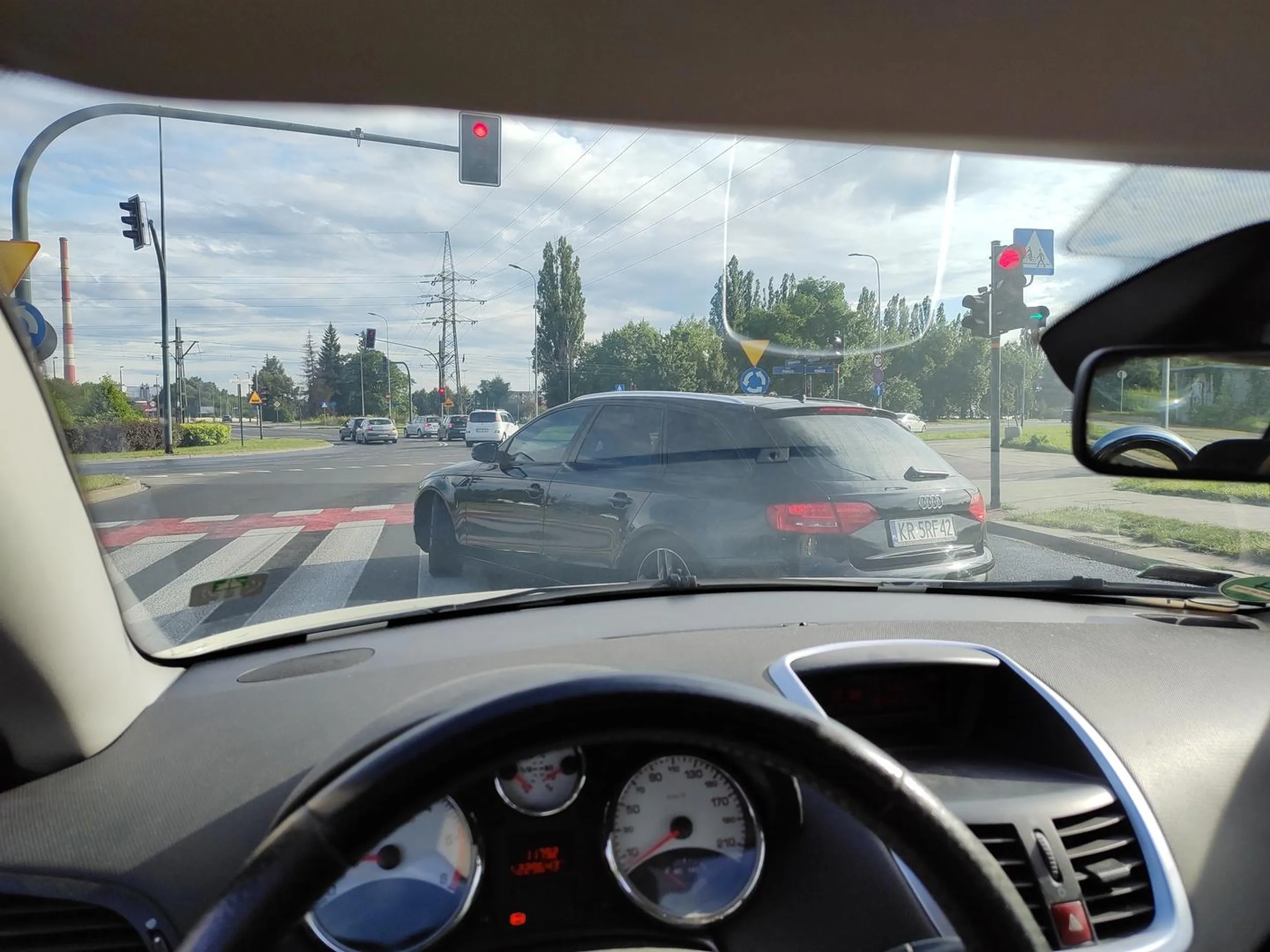 Nie chciało ci się stać w korku, więc z pasa do skrętu wepchnąłeś się na przejście dla pieszych, powinni ci zabrać uprawnienia dożywotnio buraku z kaudi